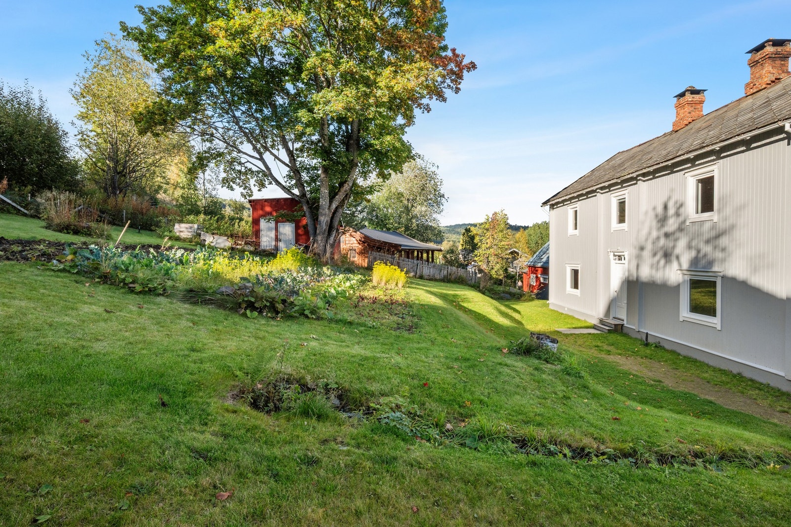 Boligen har en flott tom med flere uteområder. Galleribilde