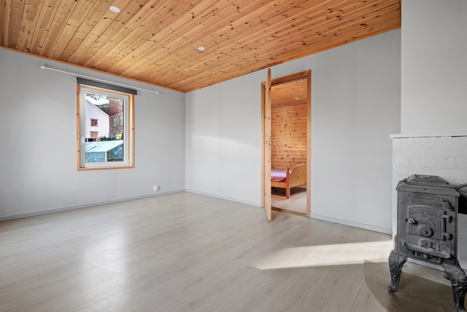 1 etasje består i dag av 2 stuer, soverom, kjøkken og bad. Galleribilde