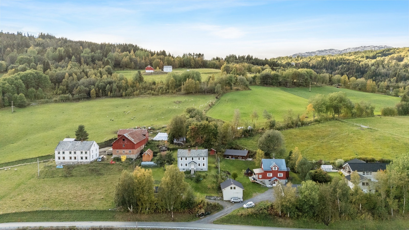 Fra eiendommen er det kort vei til Soknedal sentrum. Galleribilde