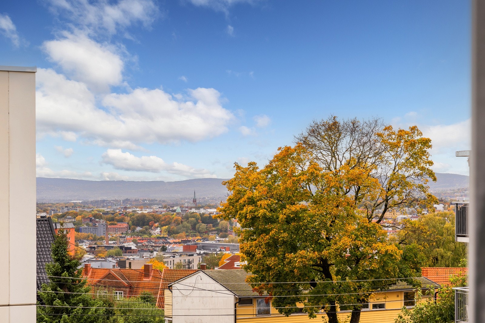 Fantastisk beliggenhet i toppetasje, på ende med glimt av utsikt mot sørøst og byen i vest. Galleribilde