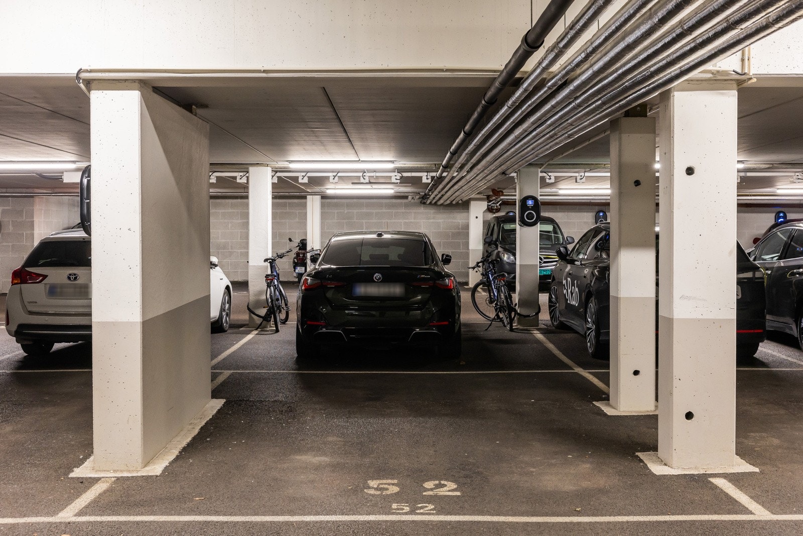Garasjeplassen ligger svært gunstig til med kort avstand til heis. Mulighet for el-billader. Galleribilde