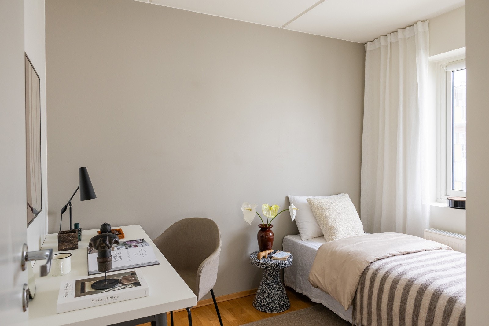 Soverom to egner seg godt som barnerom, gjesterom eller/og hjemmekontor. Galleribilde