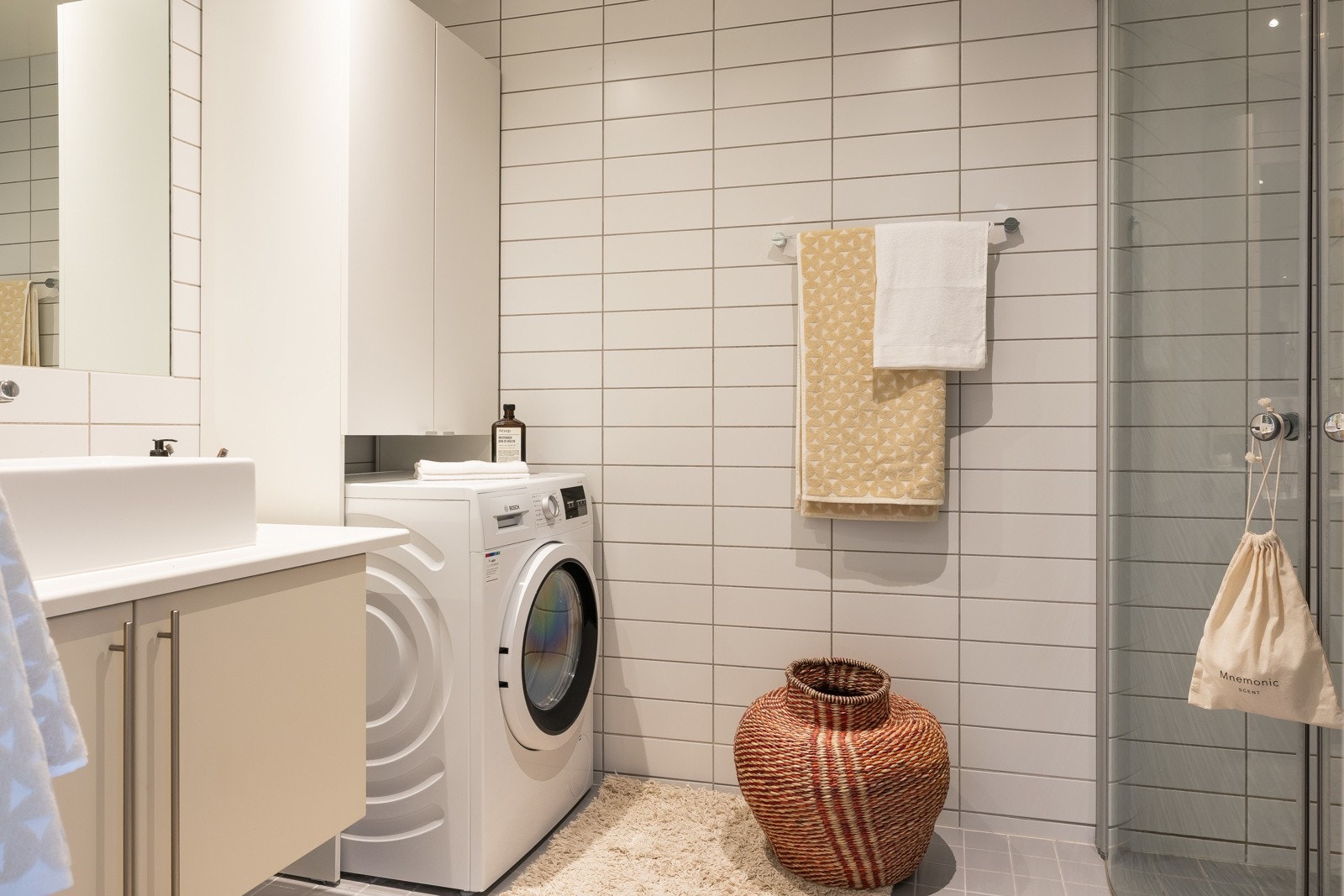 Badet er av god størrelse, med varme i gulv og downlights. Dusjhjørne med innfellbare glassdører, vegghengt toalett, servant med nedfelt vask og baderomsinnredning. Galleribilde