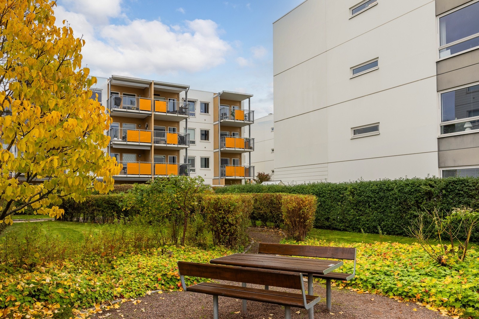 Dette skaper en helhet som binder boligene sammen i mindre, indre tun med sittebenker som fungerer som gode sosiale soner for beboerne. Galleribilde