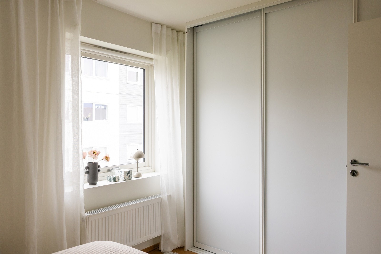 Skyvedørsgarderobe på rommet. Galleribilde