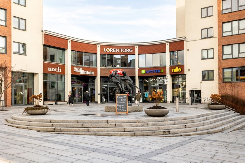 Løren torg ligger kun 7 minutters gange fra boligen. Galleribilde