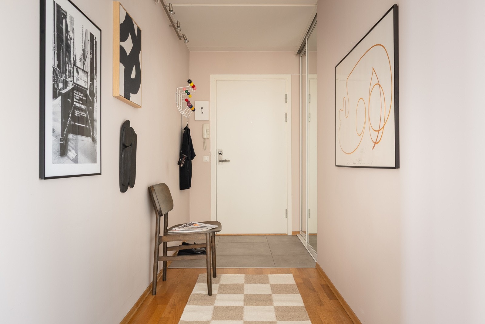 Entréen har en god og funksjonell utforming med skyvedørsgarderobe og plass til knaggrekker, skohyller m.m. Fliser i del av gulv ellers parkett gjennomgående i boligen. Galleribilde