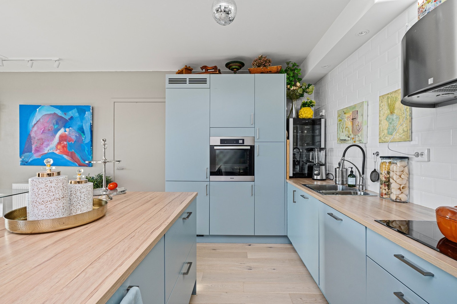 Kjøkken med innredning fra Strai-kjøkken Galleribilde