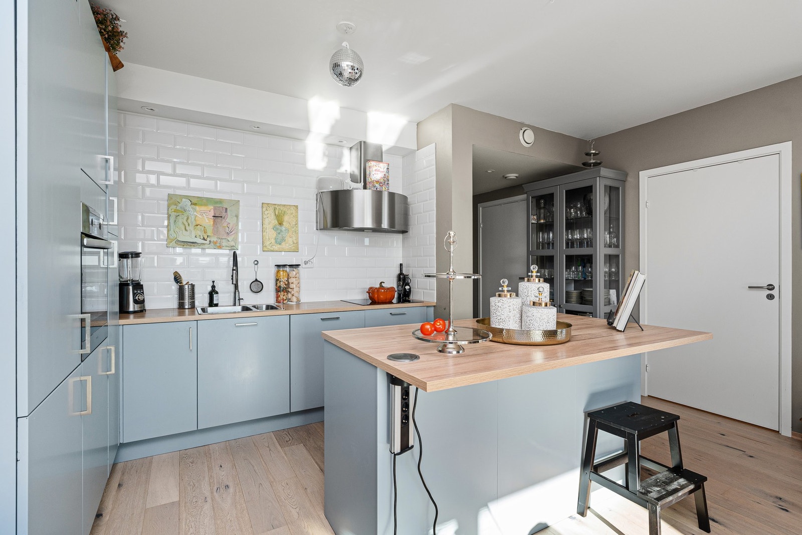 Kjøkken med kjøkkenøy med spiseplass Galleribilde