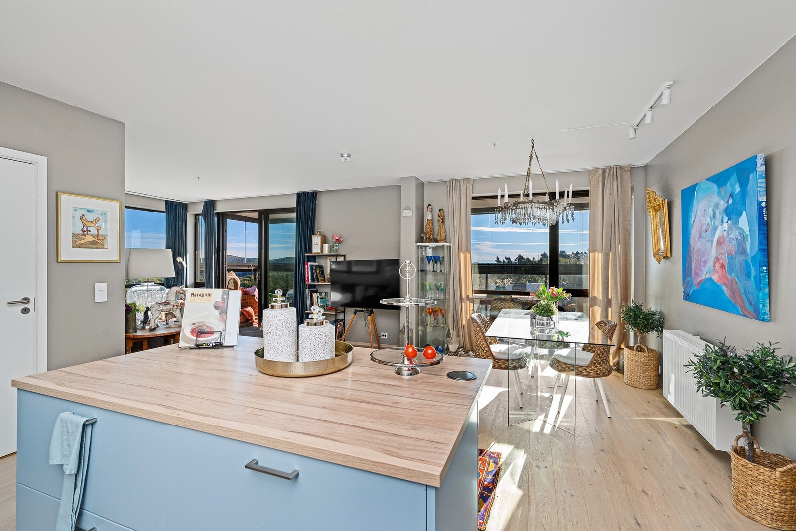 Fra kjøkkenøyen mot spisestue og stue Galleribilde