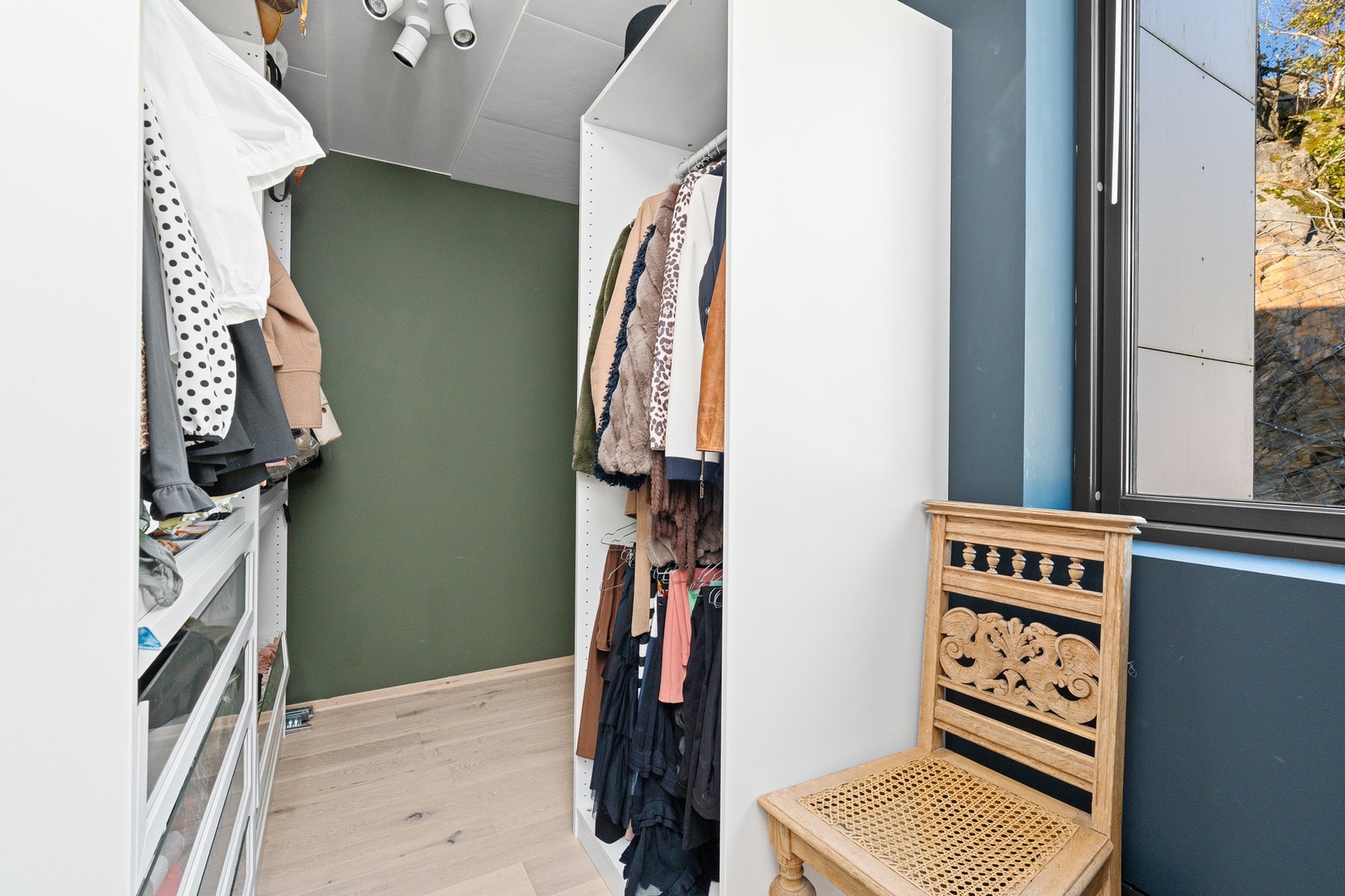 Omkledningsrom/bod med vindu Galleribilde