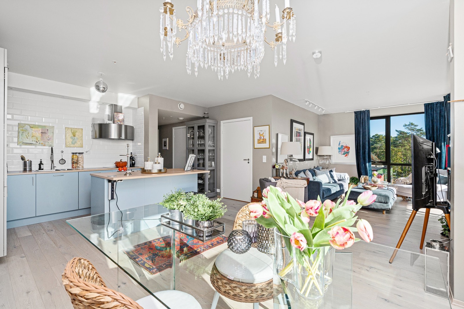 Stue/spisestue med åpen kjøkkenløsning Galleribilde