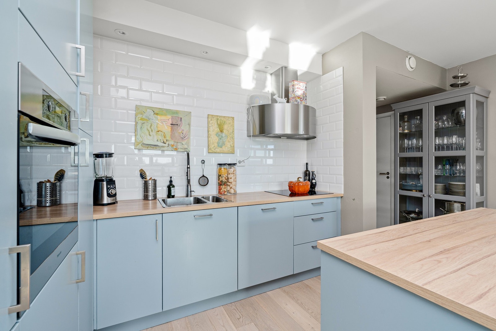 Kjøkken med integrerte hvitevarer Galleribilde