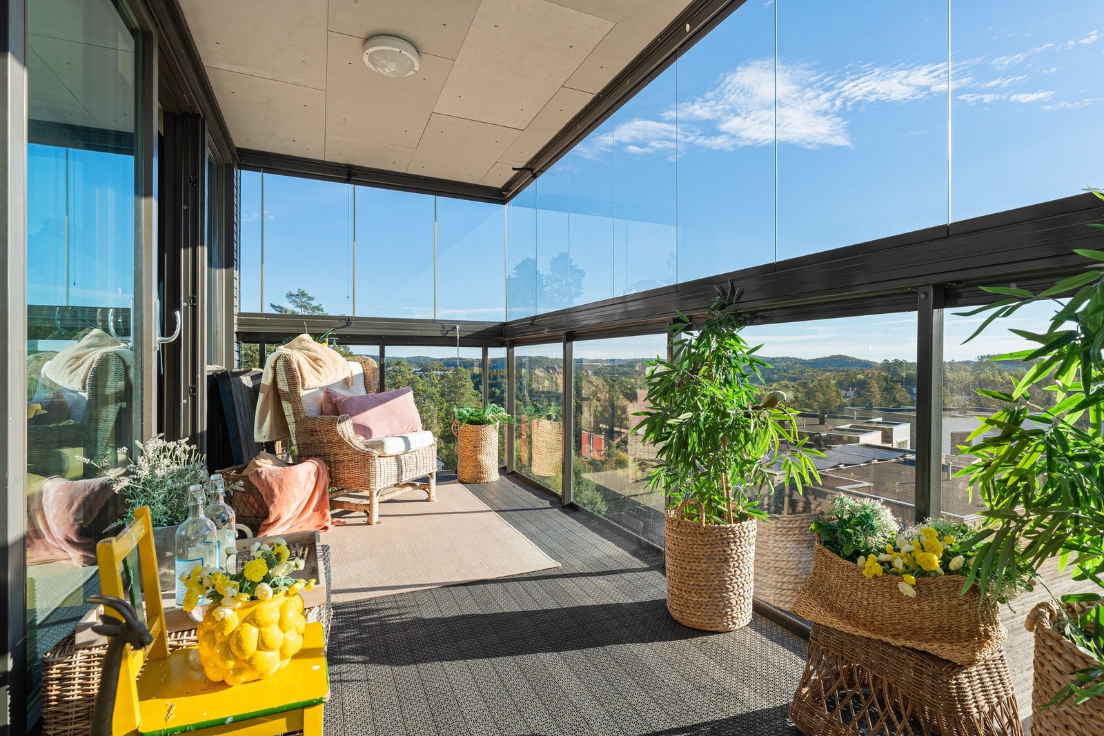 16 kvm stor inneglasset terrasse med flott utsikt - vinduene kan skyves tilside Galleribilde