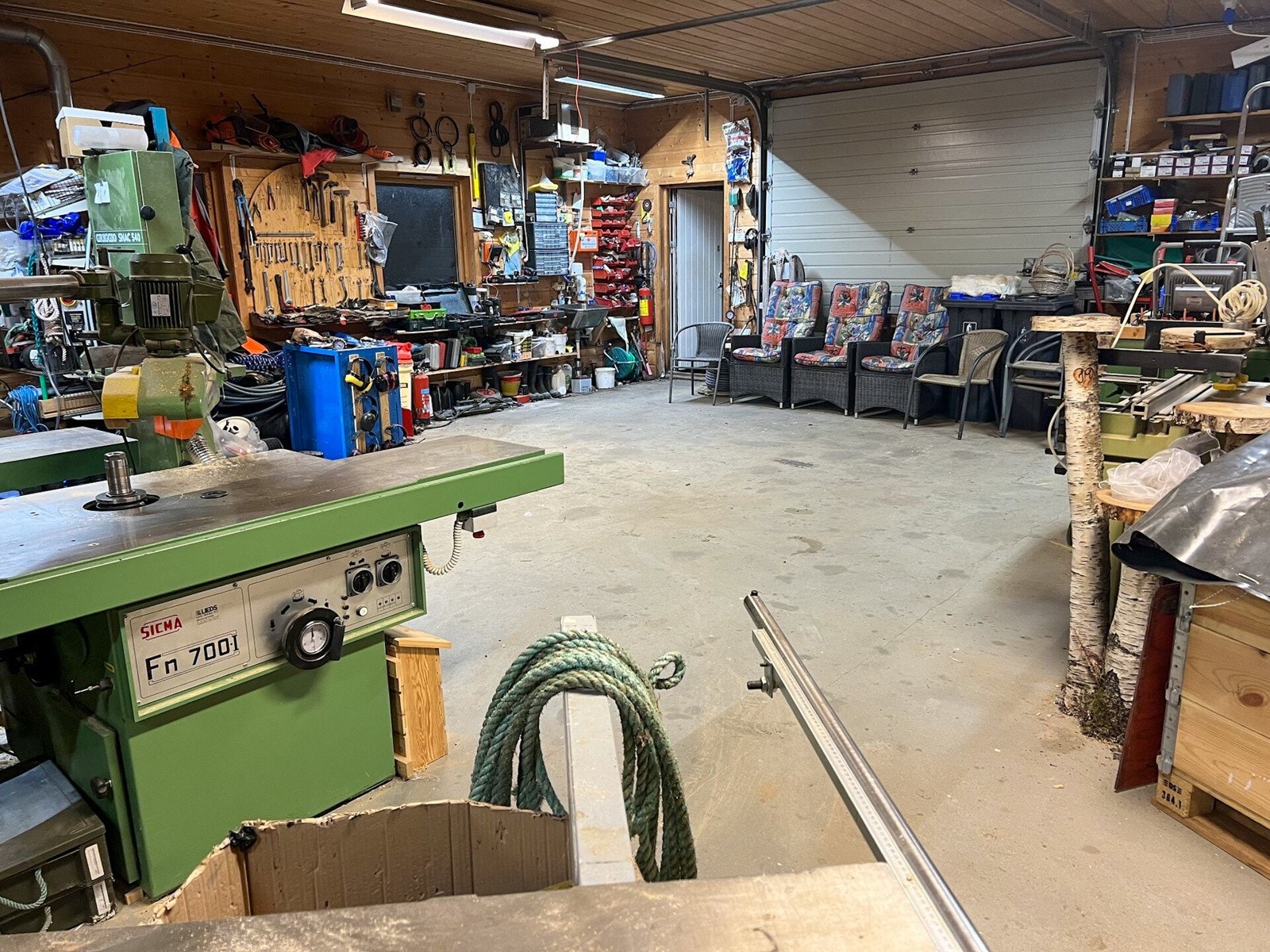 Leddport i verksted gir mulighet for å ta inn maskiner for reperasjon og vedlikehold Galleribilde