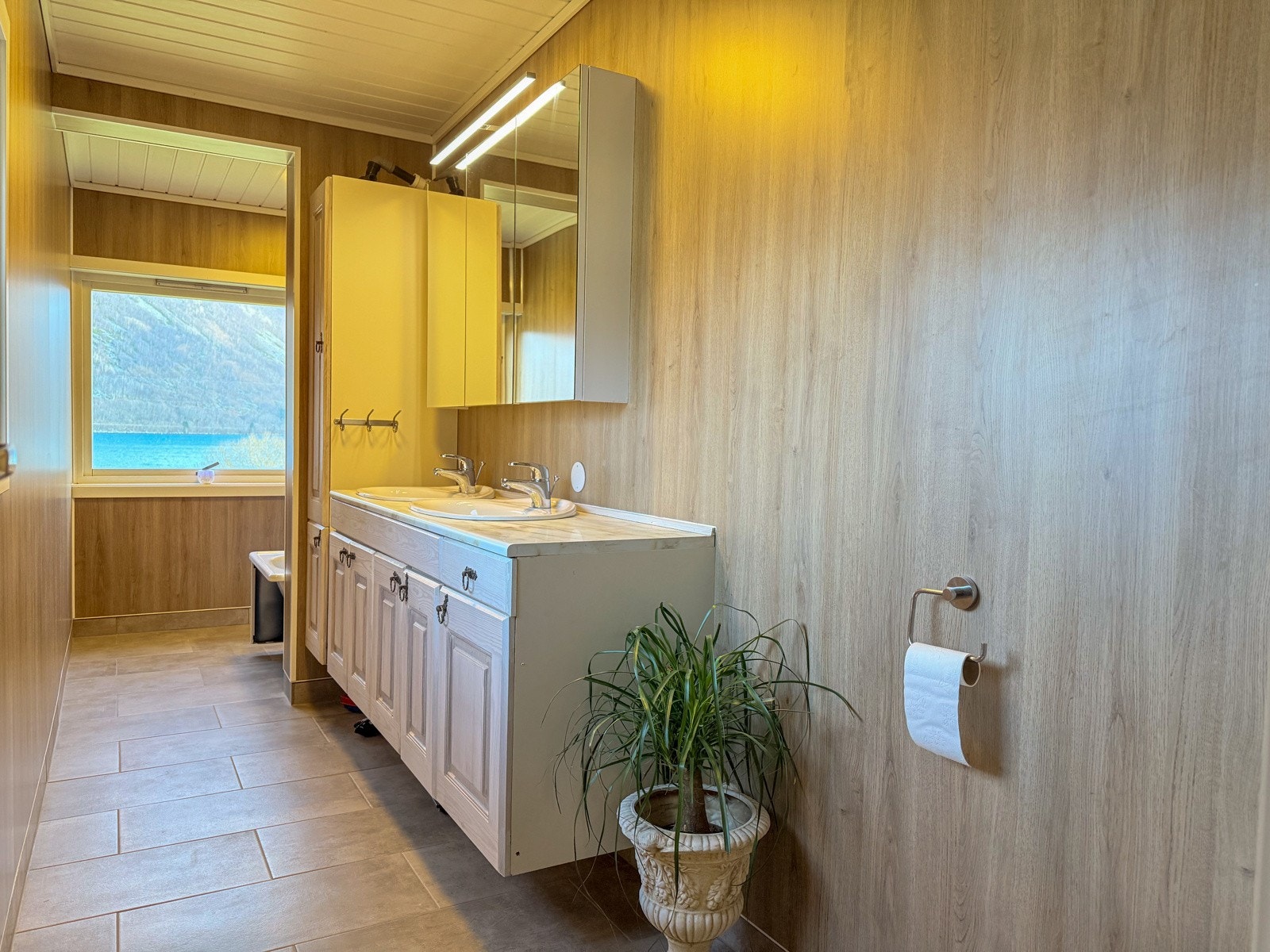 Bad i 2. etg med kar/wc/vask Galleribilde