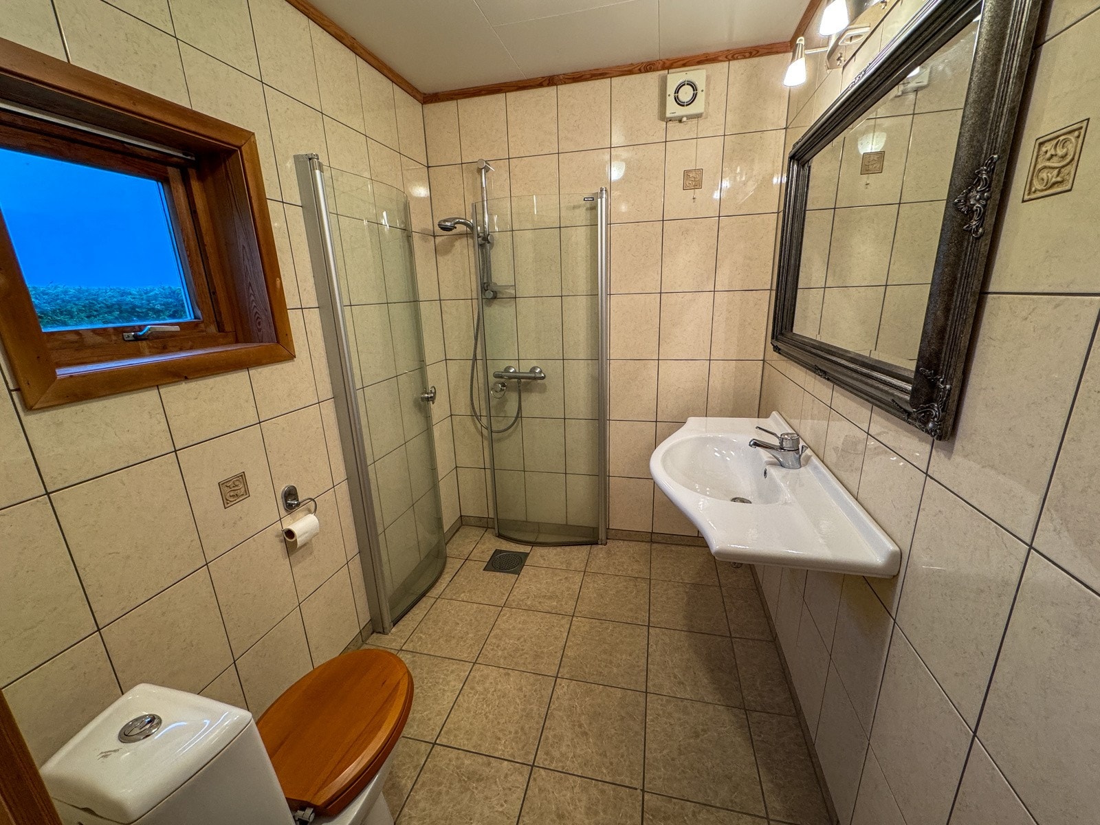 Bad m/dusj/wc/vask Galleribilde