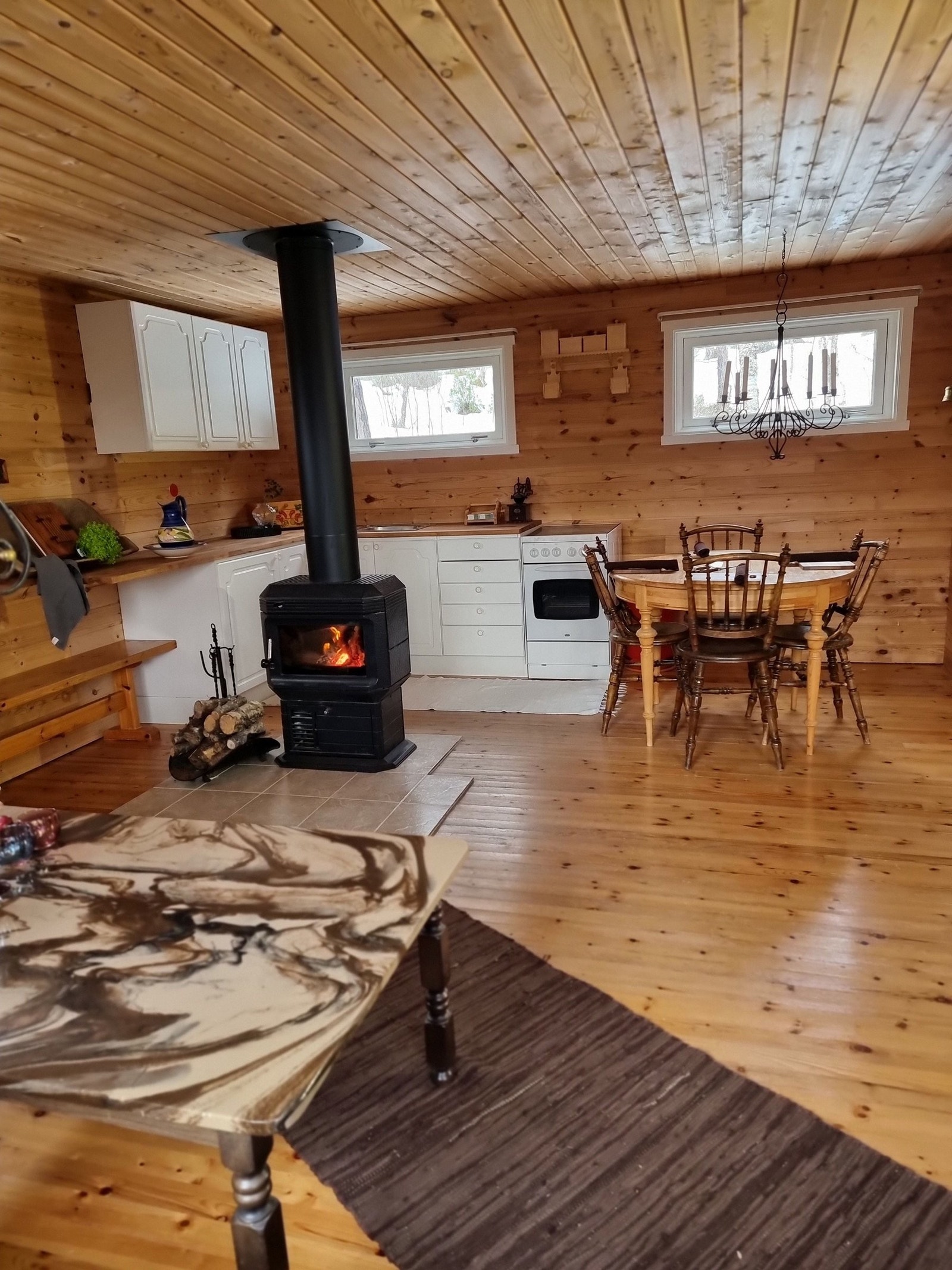 Hytten har kjøkkeninnredning med profilerte fronter, og normalt med skapplass. Benkeplatene er av heltre. Kjøkkenet er utstyrt med gasskomfyr. Galleribilde