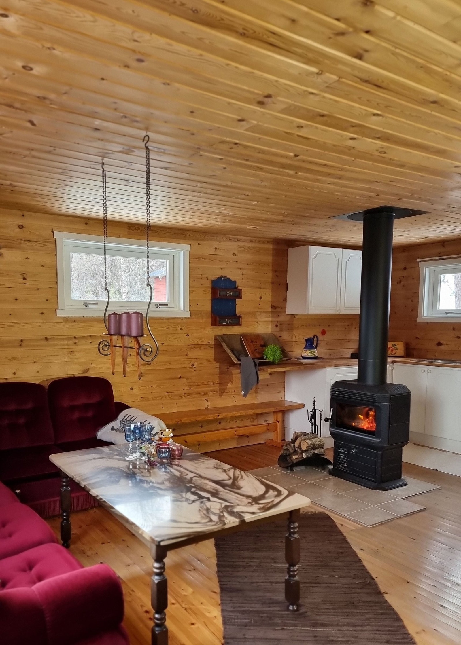 Innbydende og koselig stue med vedovn – det er en åpen løsning mot kjøkken som gir en god romfølelse. Galleribilde