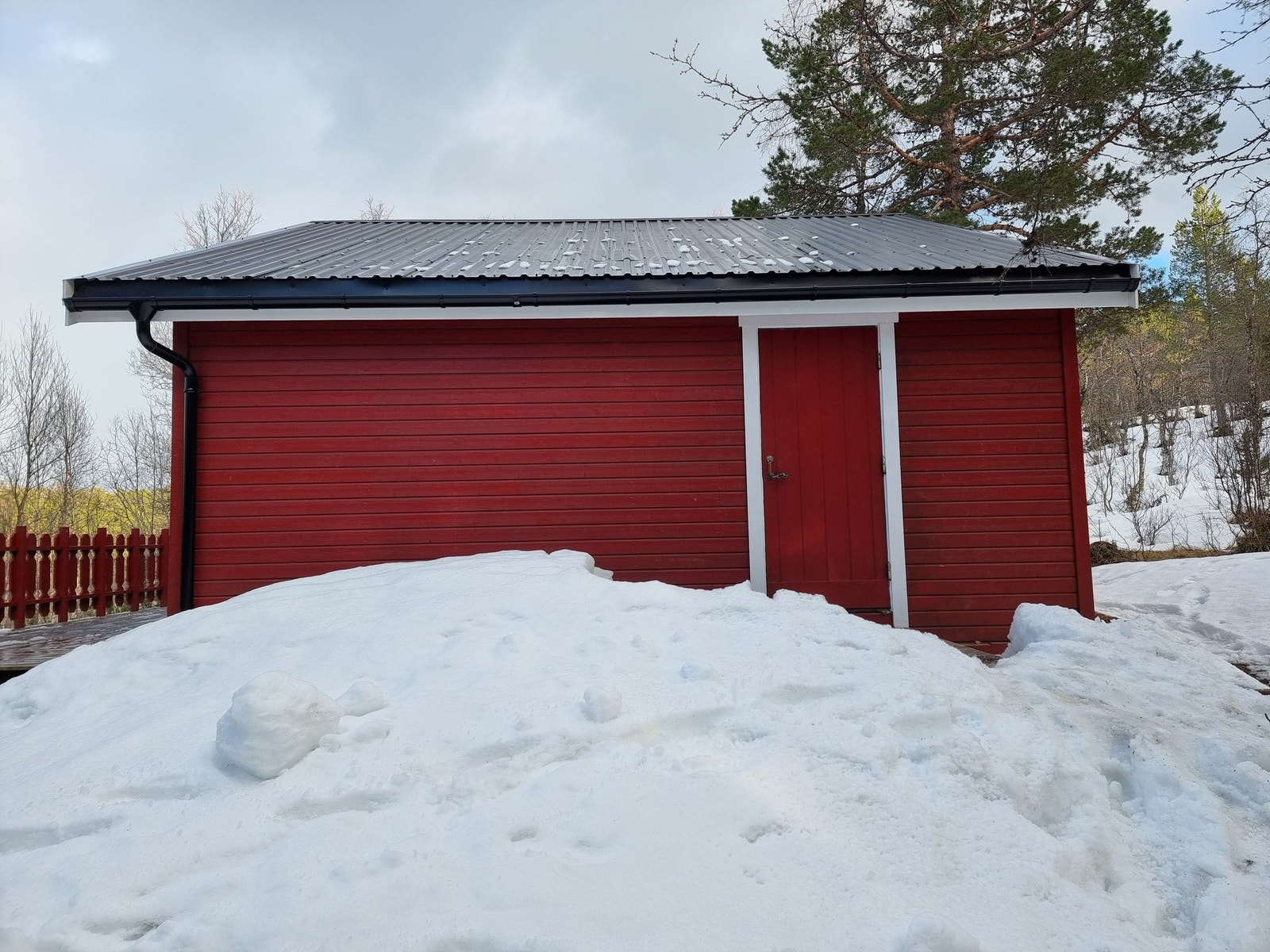 Isolert ytterdør som er malt, og balkongdør av tre med forseglet glass. Galleribilde