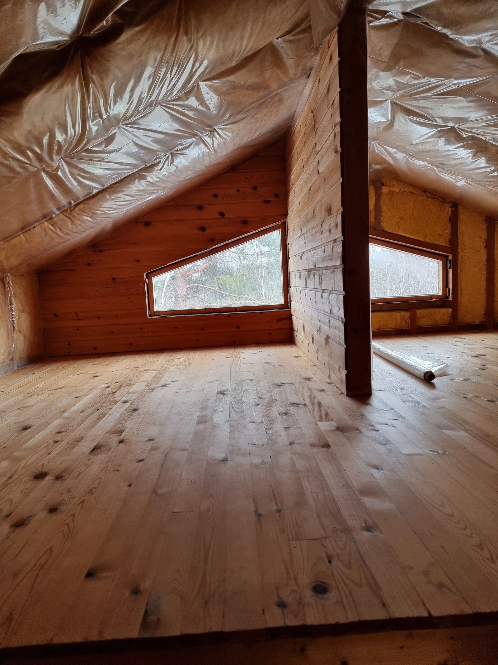 Hemsen er på 22 m², men regnes ikke som måleverdig areal grunnet begrenset takhøyde. Likevel tilbyr den gode muligheter til oppbevaring og ekstra soveplass Galleribilde