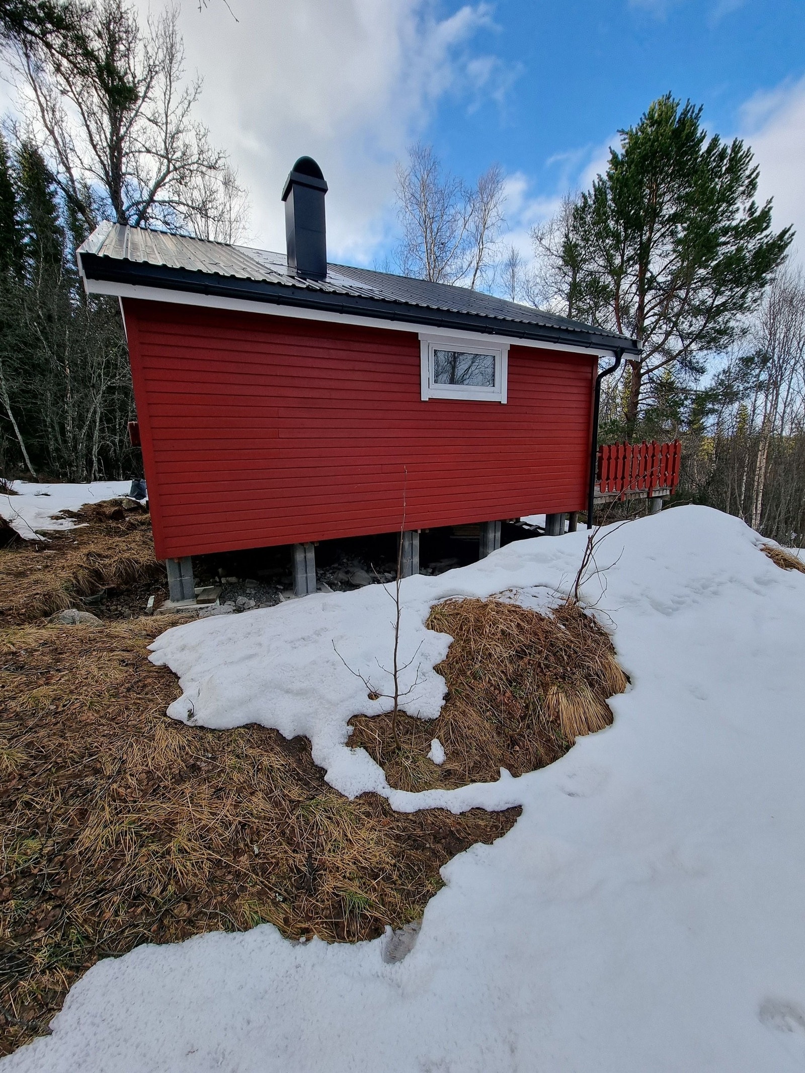 Vinduer er av tre med forseglet glass. Galleribilde
