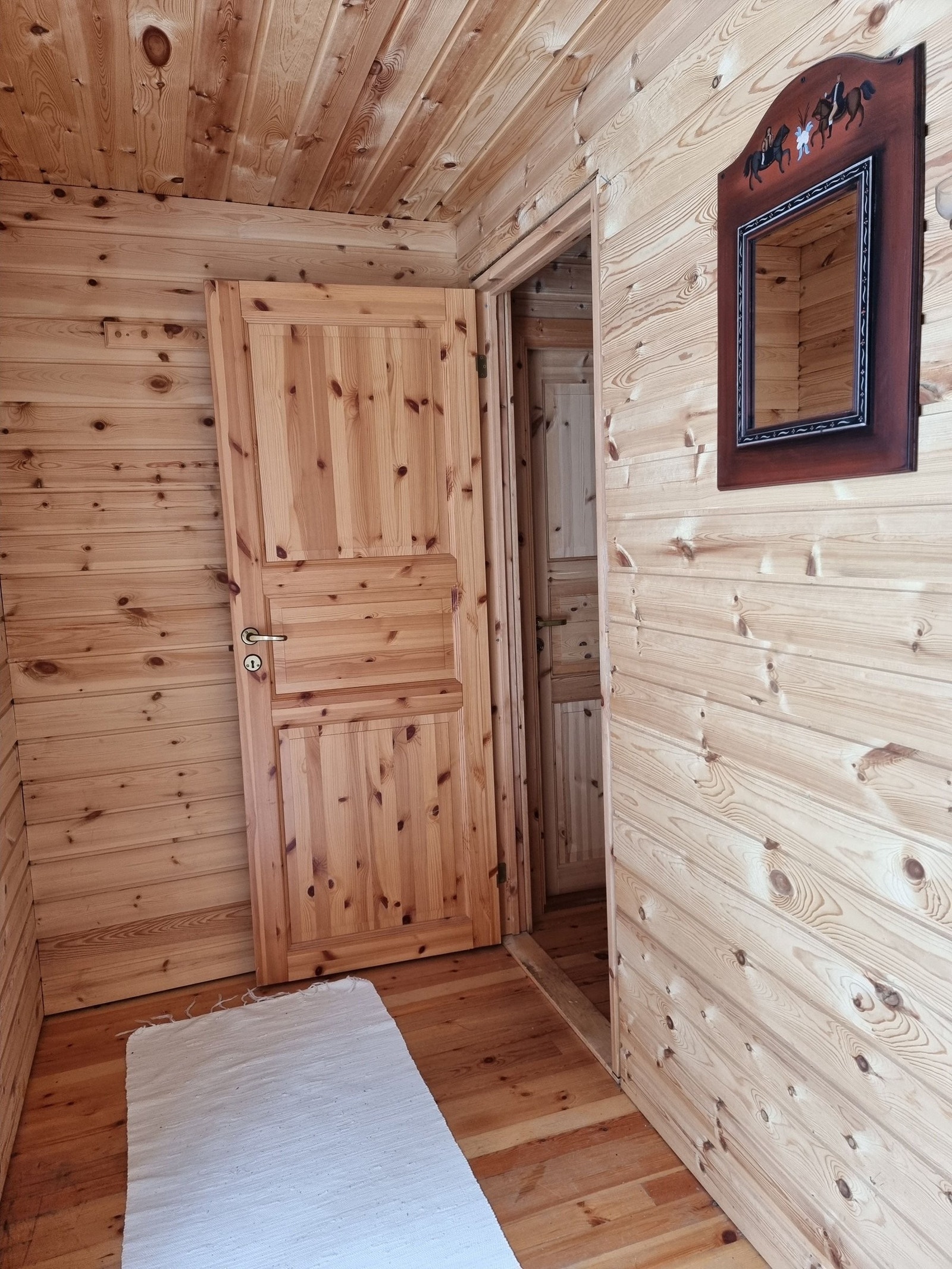 Lys og funksjonell gang med god bevegelsesfrihet. I gangen finner du en praktisk, liten bod med plass til oppbevaring. Galleribilde