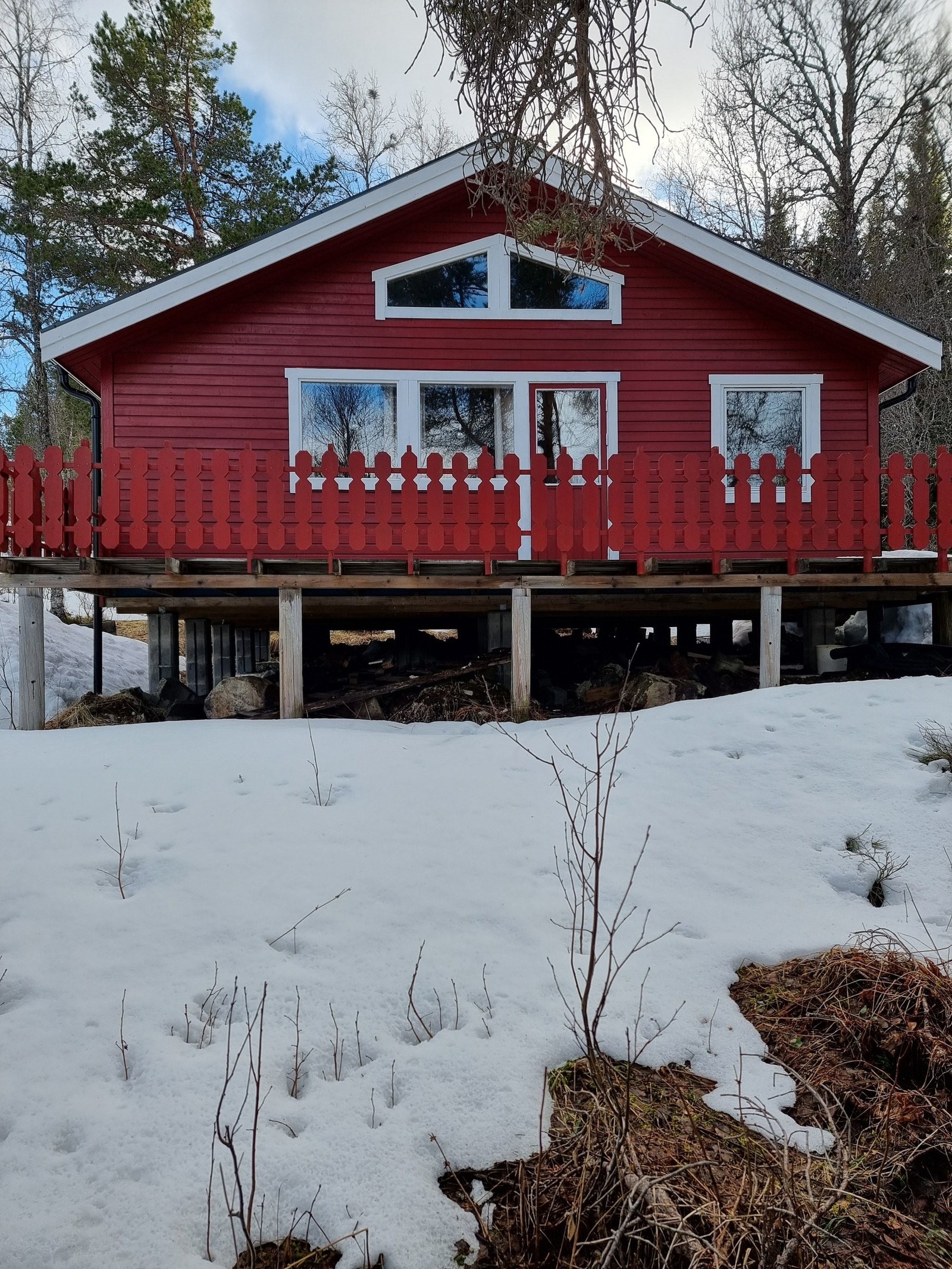 Hytten er kledd i liggende malt kledning, med terrasse og utsikt mot nordvest. Terrassen har tilkomst fra stue og terreng. Galleribilde