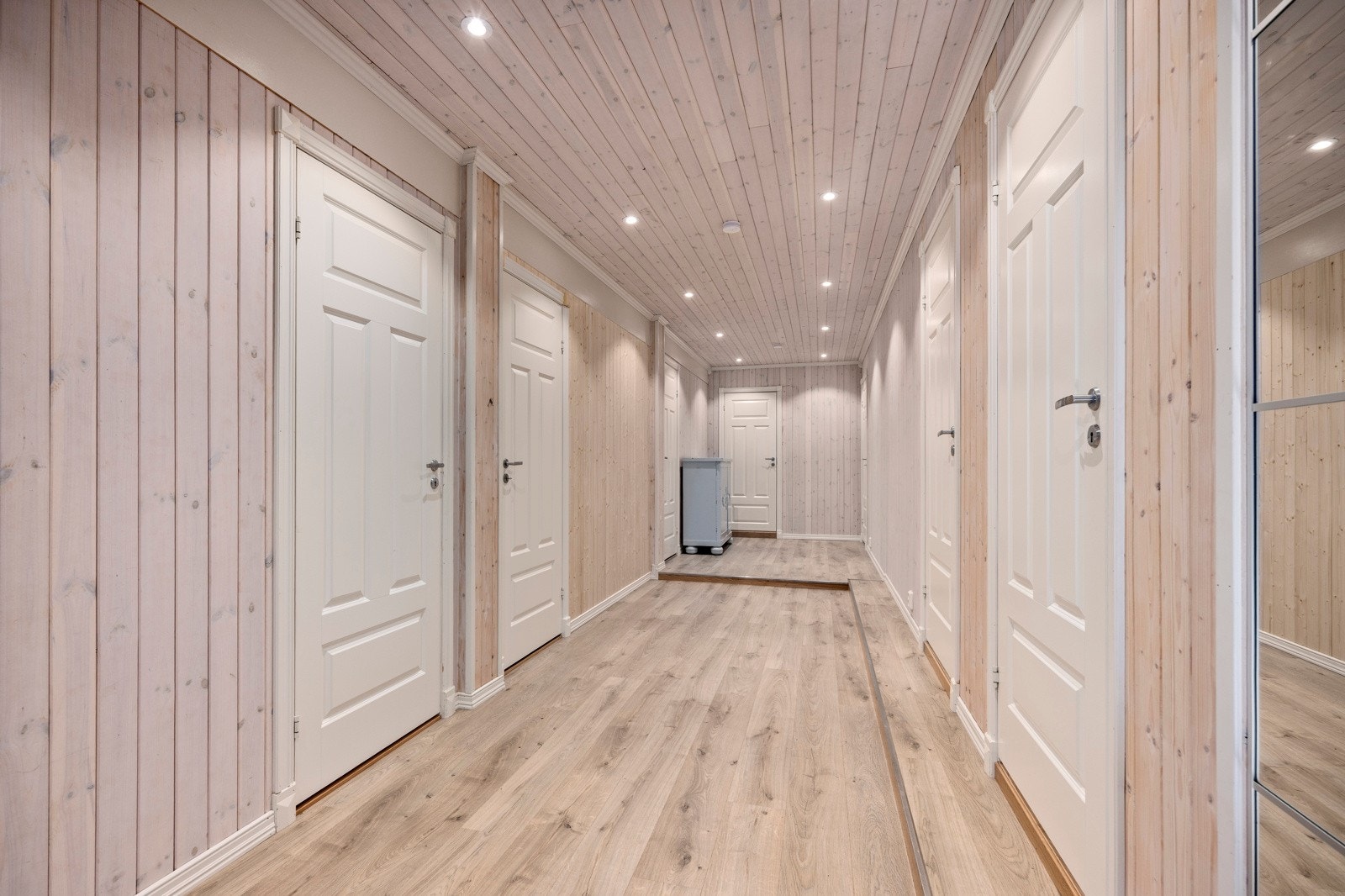 Andre etasje inneholder gang, fire soverom, teknisk rom og to boder. De to bodene har potensial for å omgjøres til ytterligere soverom, men per i dag er det ikke satt inn vinduer. Galleribilde