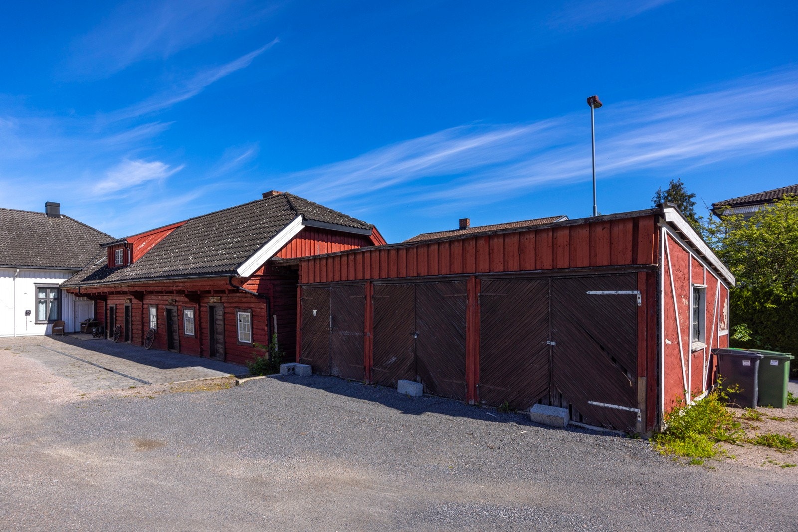 Sidefløyen brukes i dag som lagringsareal, men har et betydelig utviklingspotensial - eksempelvis for etablering av hybler eller utleieenhet. Det er påbegynt ombygging og reparasjoner i sidefløyen. Galleribilde