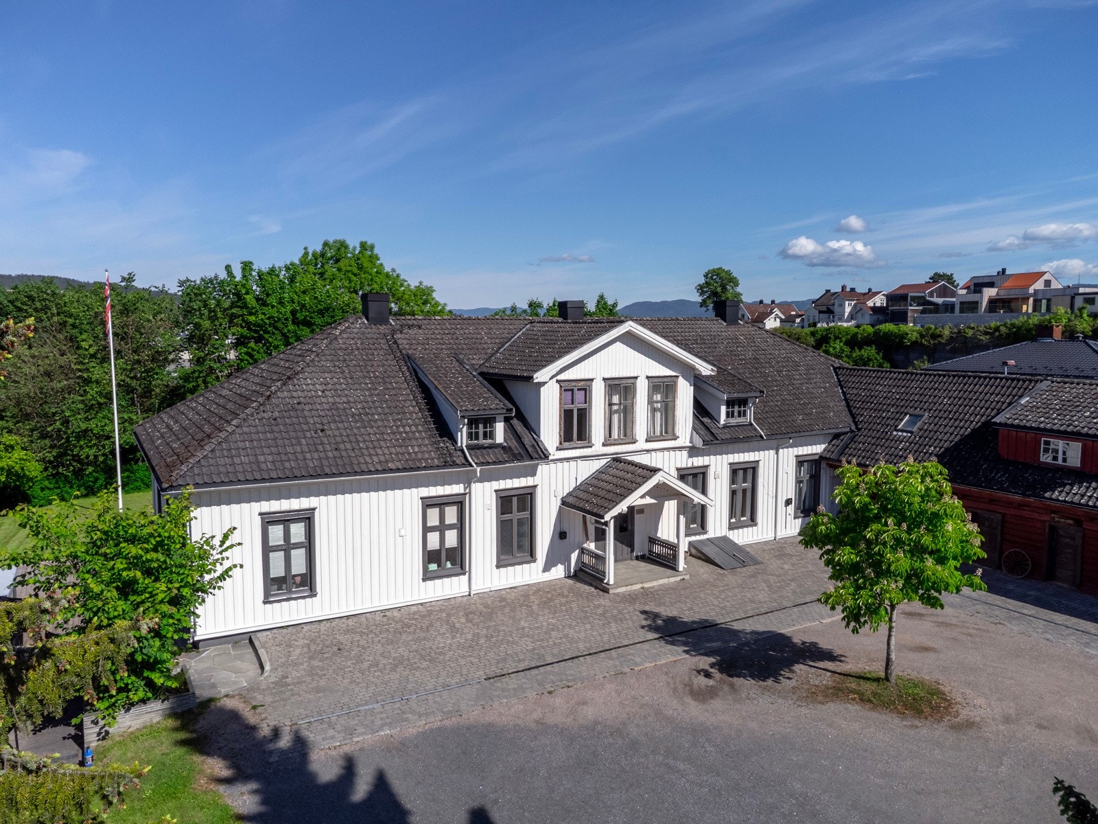 Selger har et samarbeid med kulturminnefondet i forhold til vedlikehold og oppussing, og har fått støtte to ganger tidligere. Det er mulig å sende inn søknad til kulturminnefondet i forbindelse med utskiftning av vinduer. Galleribilde