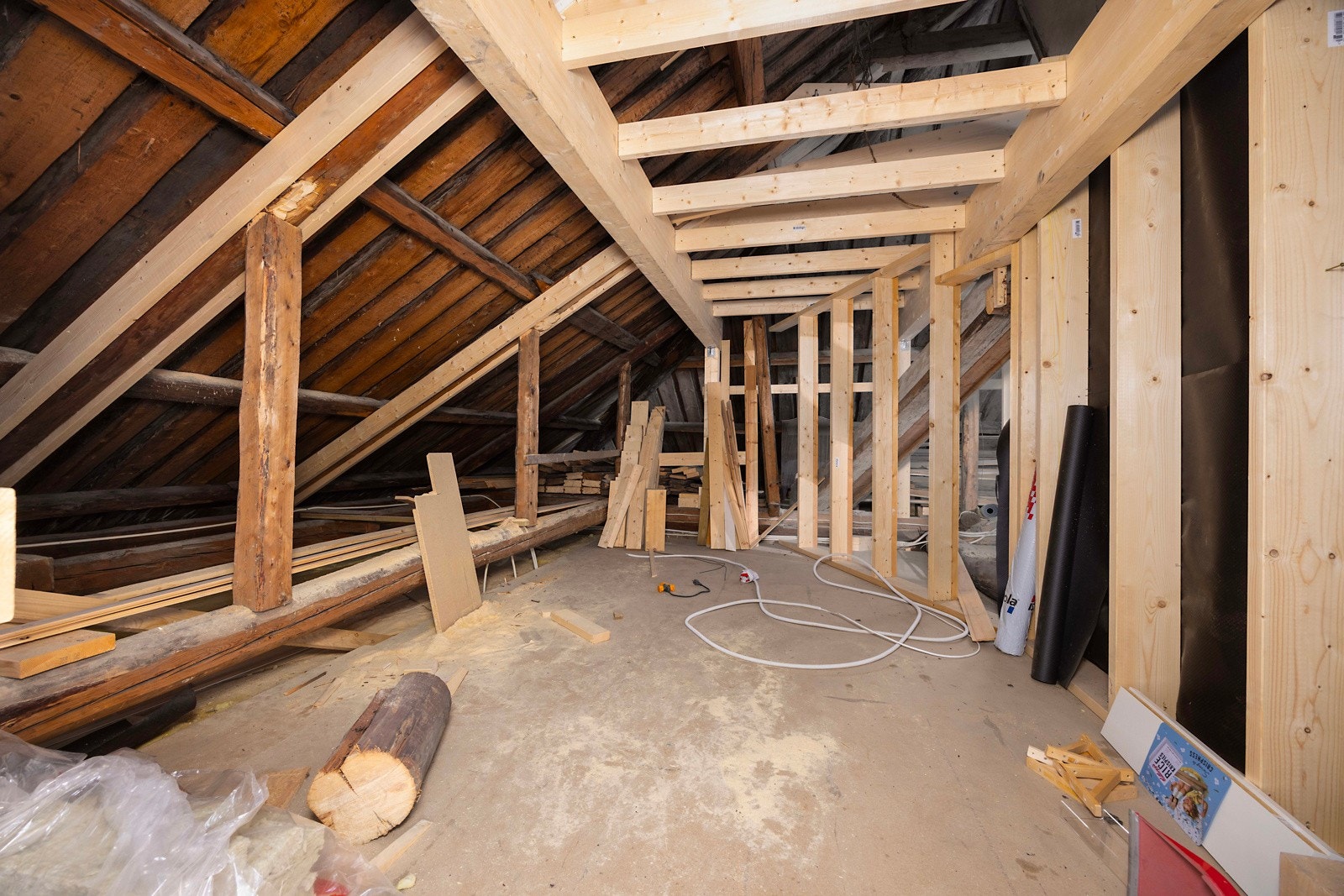 I tillegg finnes det en uinnredet del i denne etasjen som ikke er ferdigstilt, men som byr på betydelige utviklingsmuligheter.Alle bærende konstruksjoner er bygd, og alle gulv har nytt bjelkelag og er isolert. Galleribilde