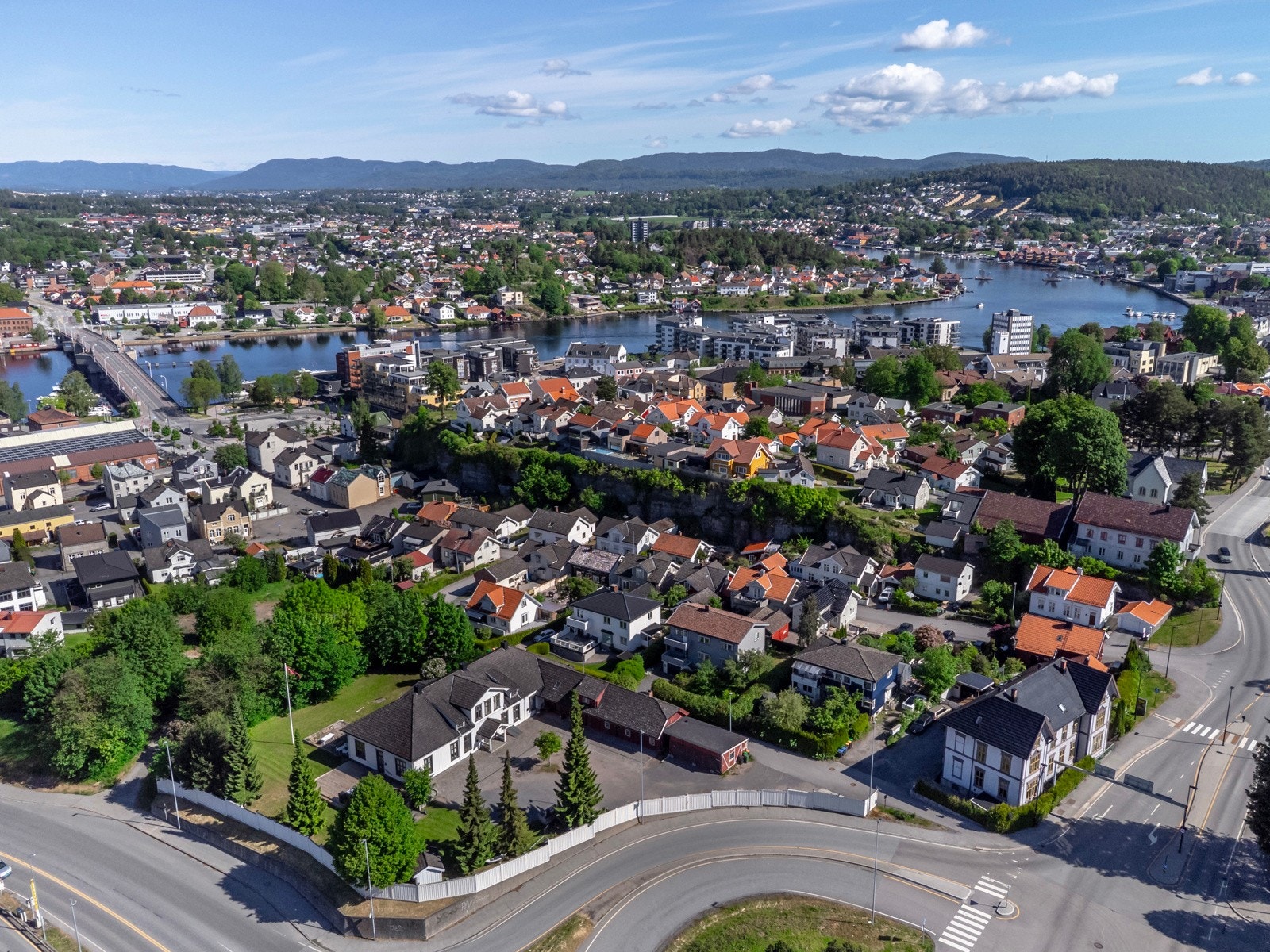 Eiendommen ligger på en solrik og romslig tomt, opparbeidet med et skjermet gårdstun og beplantet hage som skaper en innbydende og privat atmosfære. Galleribilde