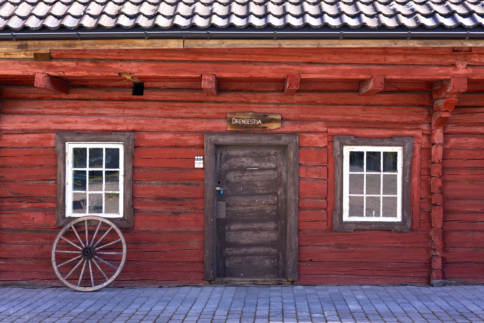 Grunnmur er forsterket og reparert, nytt bjelkelag for gulv i alle rom, gulv er isolert og det er lagt undergulv med gulvplater. Nye vann og kloakkledninger er ferdig lagt og klar for tilkobling. Galleribilde