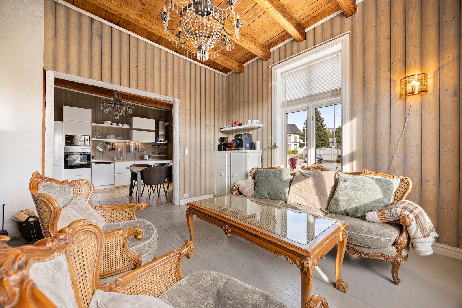 Leiligheten har hele tre stuer, hvorav én i tilknytning til kjøkkenet og utstyrt med nyere vedovn. Galleribilde