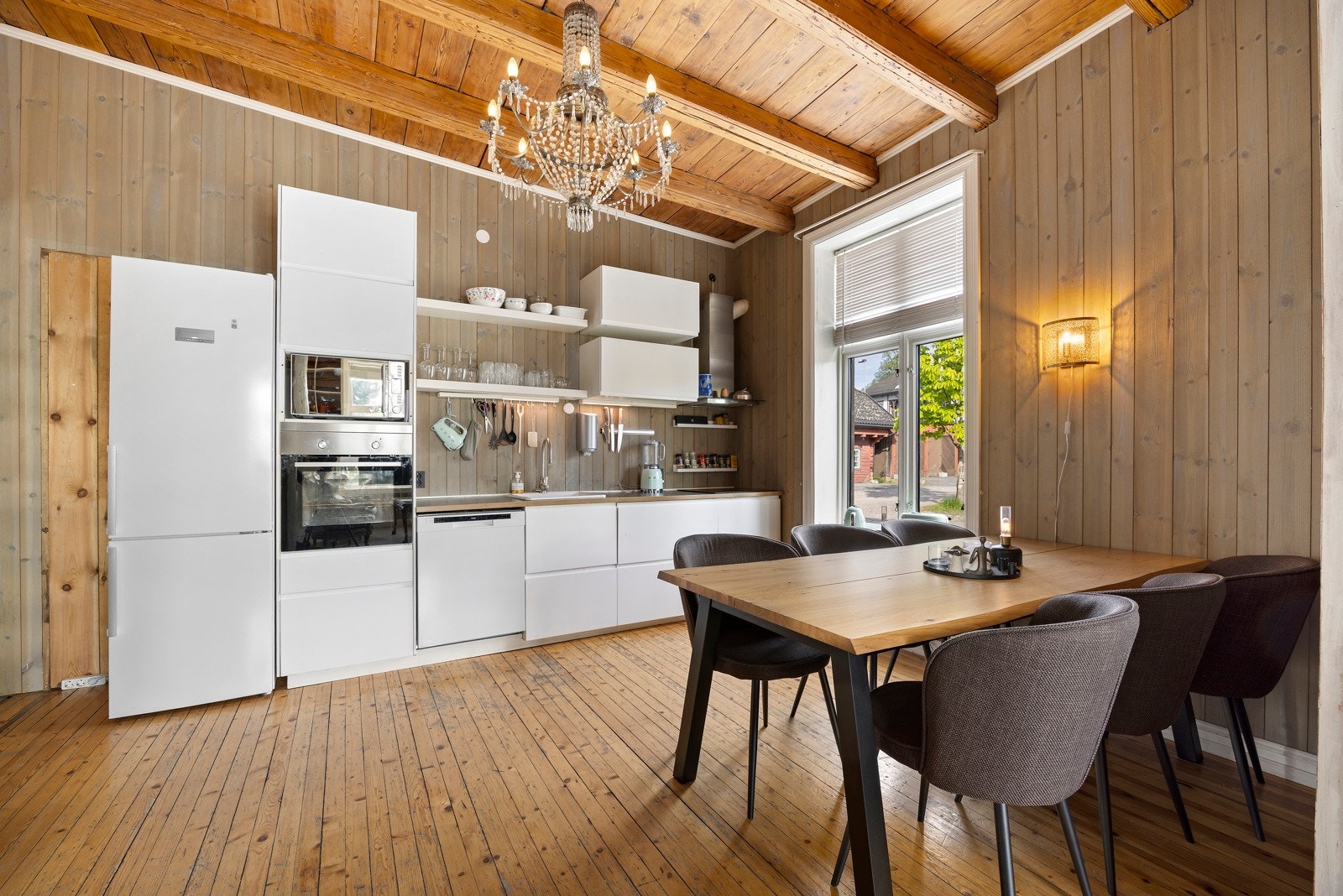 Kjøkkenet har hvit, tidløs innredning med glatte fronter og laminert benkeplate. Det er godt utstyrt med kjøl-/fryseskap, oppvaskmaskin, komfyr, platetopp og mikrobølgeovn. Galleribilde