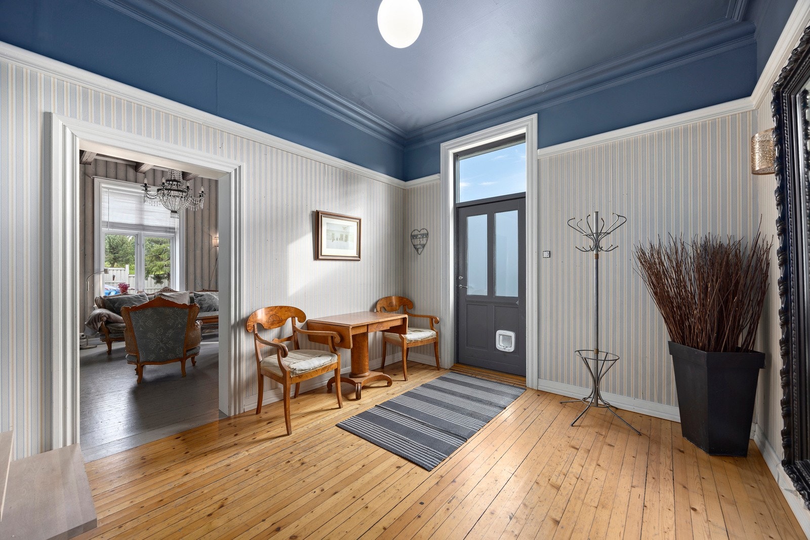 Første etasje består av en romslig hall med trapp opp til andre etasje, en stue med åpen løsning mot kjøkken, en ekstra stue samt en storstue med flotte detaljer og god plass til langbord. Galleribilde