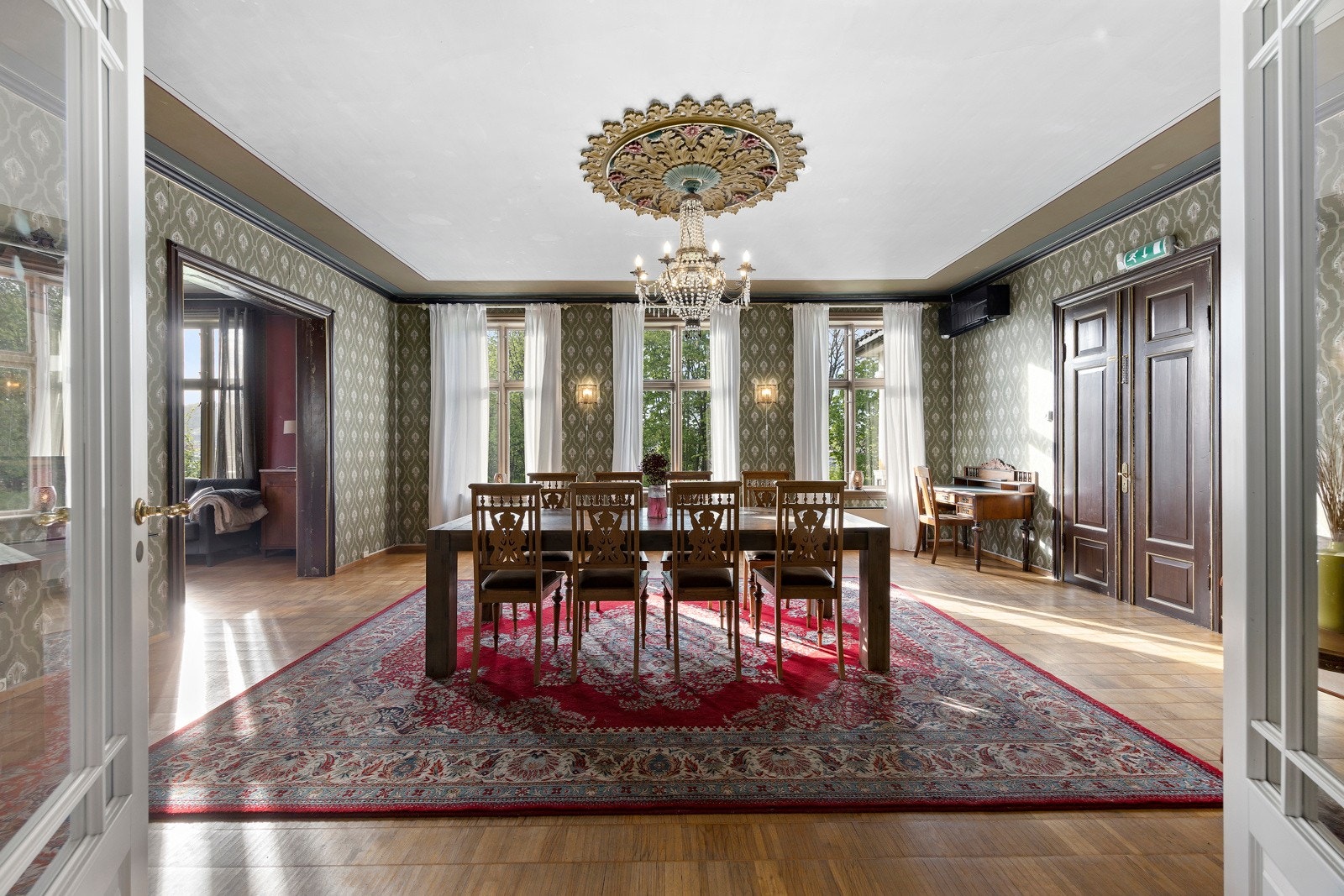 Nedre Jønholt Gård er en staselig og historisk eiendom fra 1700-tallet. Eiendommen består av et hovedhus over to etasjer og en tilhørende sidefløy. Galleribilde