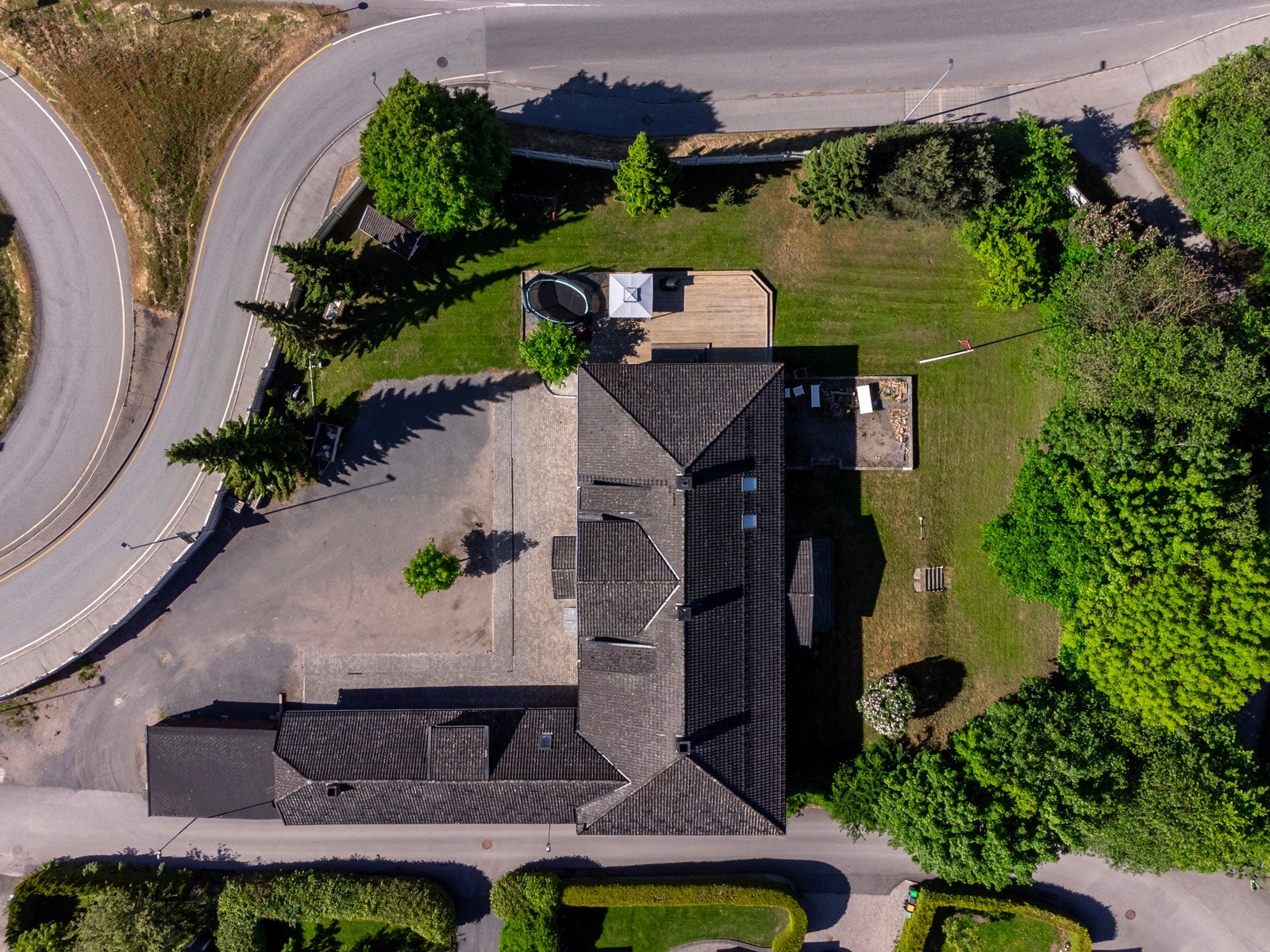 Tomten er stor, solrik og pent opparbeidet med plenarealer og romslig gårdsplass. Eiendommen byr på meget gode parkeringsmuligheter, noe som er sjeldent i sentrumskjernen og gir høy praktisk verdi. Galleribilde