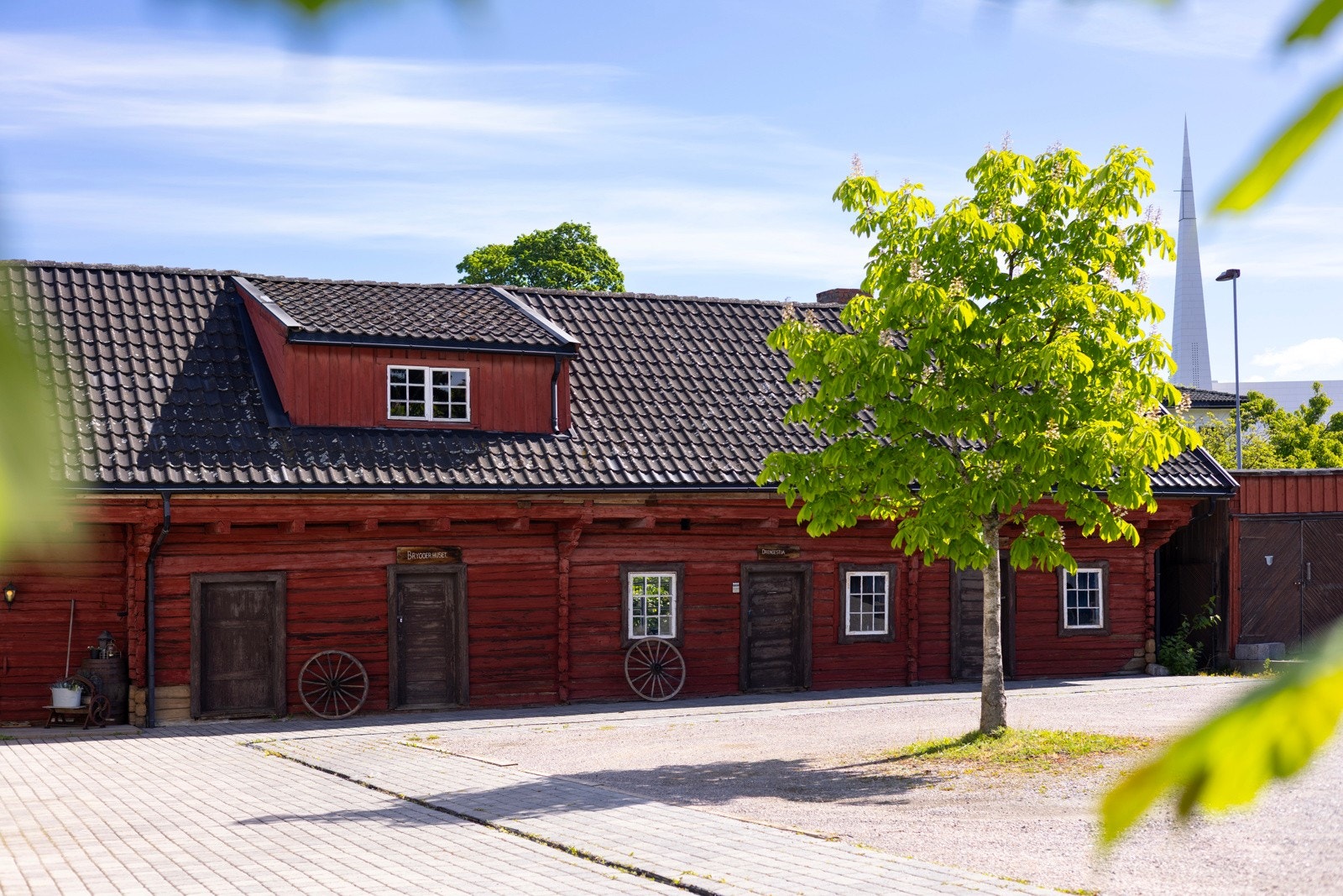 Sidefløyen brukes i dag som lagringsareal, men har et betydelig utviklingspotensial - eksempelvis for etablering av hybler eller utleieenhet. Galleribilde