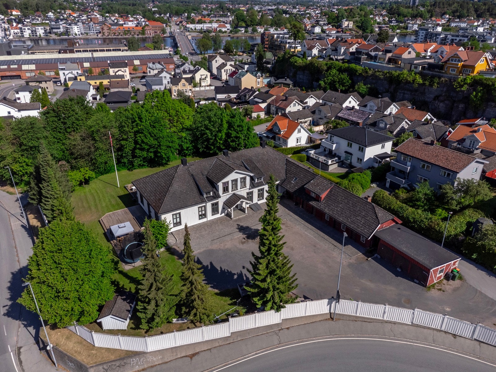 Hovedhuset er inndelt i tre separate leiligheter, alle med egne innganger. Doble dører mellom enhetene gir fleksibilitet - enten for egen bruk av hele boligen, eller som utleie med gode inntektsmuligheter. Galleribilde