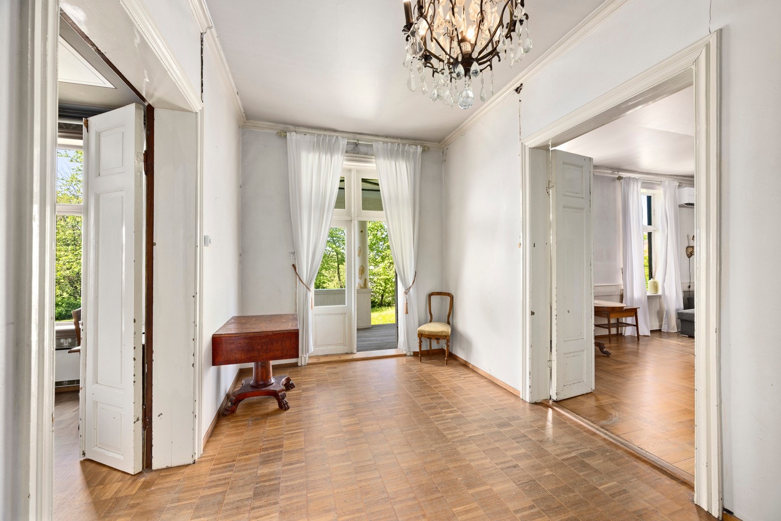 Leilighet C har sitt inngangsparti sentralt plassert i midten av hovedhuset, sett fra gårdsplassen. Dette er en tiltalende og innbydende leilighet som inneholder entré, gang, stue, ett soverom og bad. Galleribilde