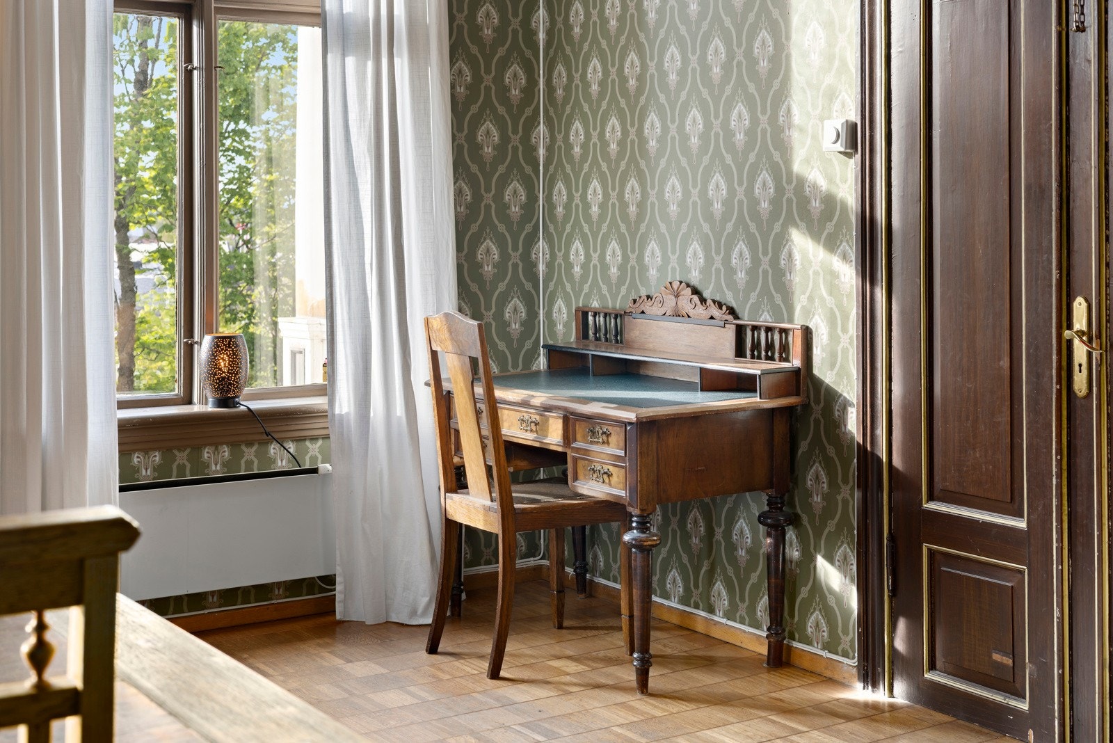 Her er det også montert varmepumpe (2023) samt en vedovn, som sammen gir både komfort og sjarmerende atmosfære. Galleribilde