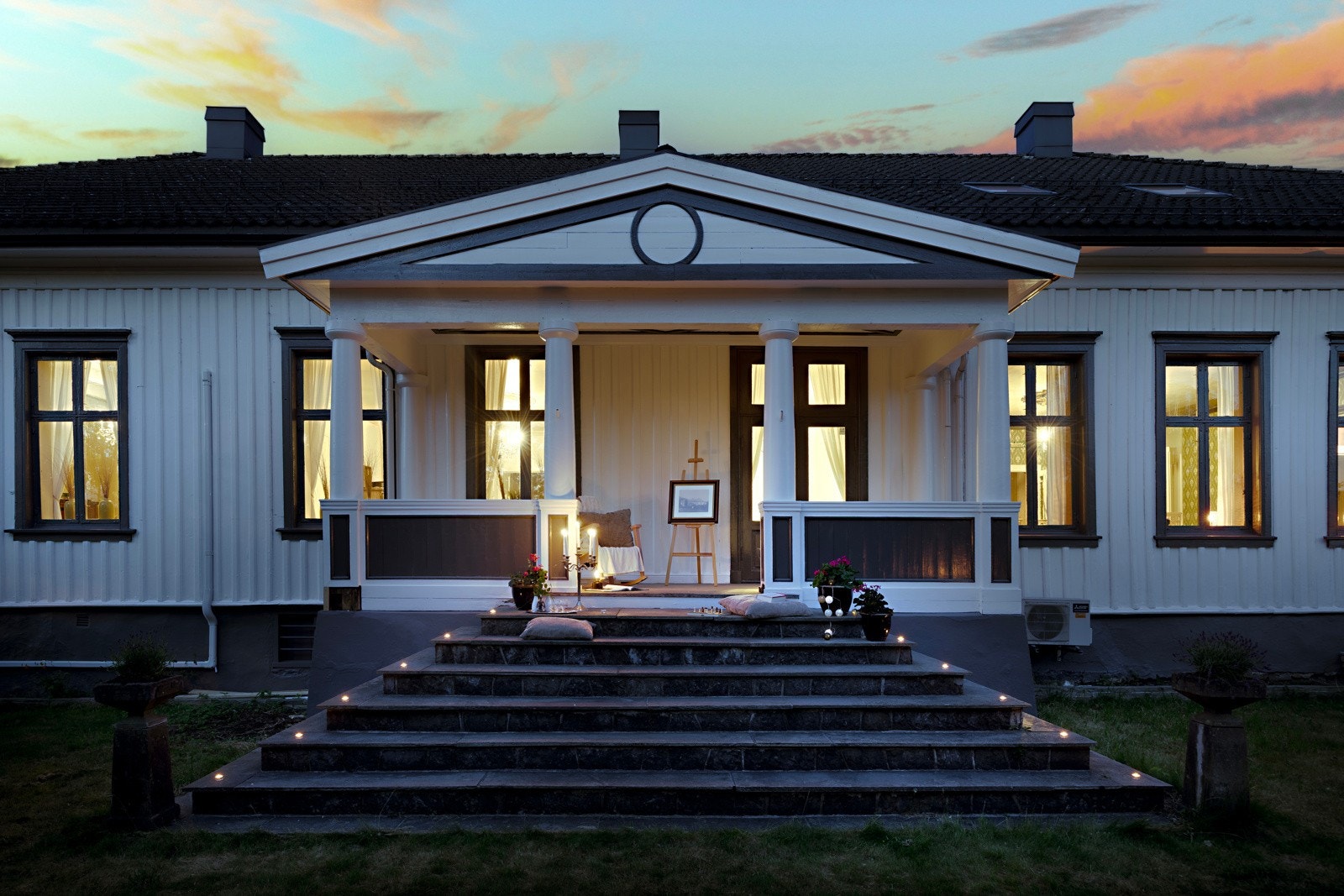 Eiendommen har en attraktiv og svært sentral beliggenhet midt i Porsgrunn sentrum. Her bor du med kort gangavstand til det aller meste: dagligvarebutikker, restauranter, koselige kafeer, kjøpesenteret Down Town, kulturarenaer og øvrige servicetilbud. Galleribilde