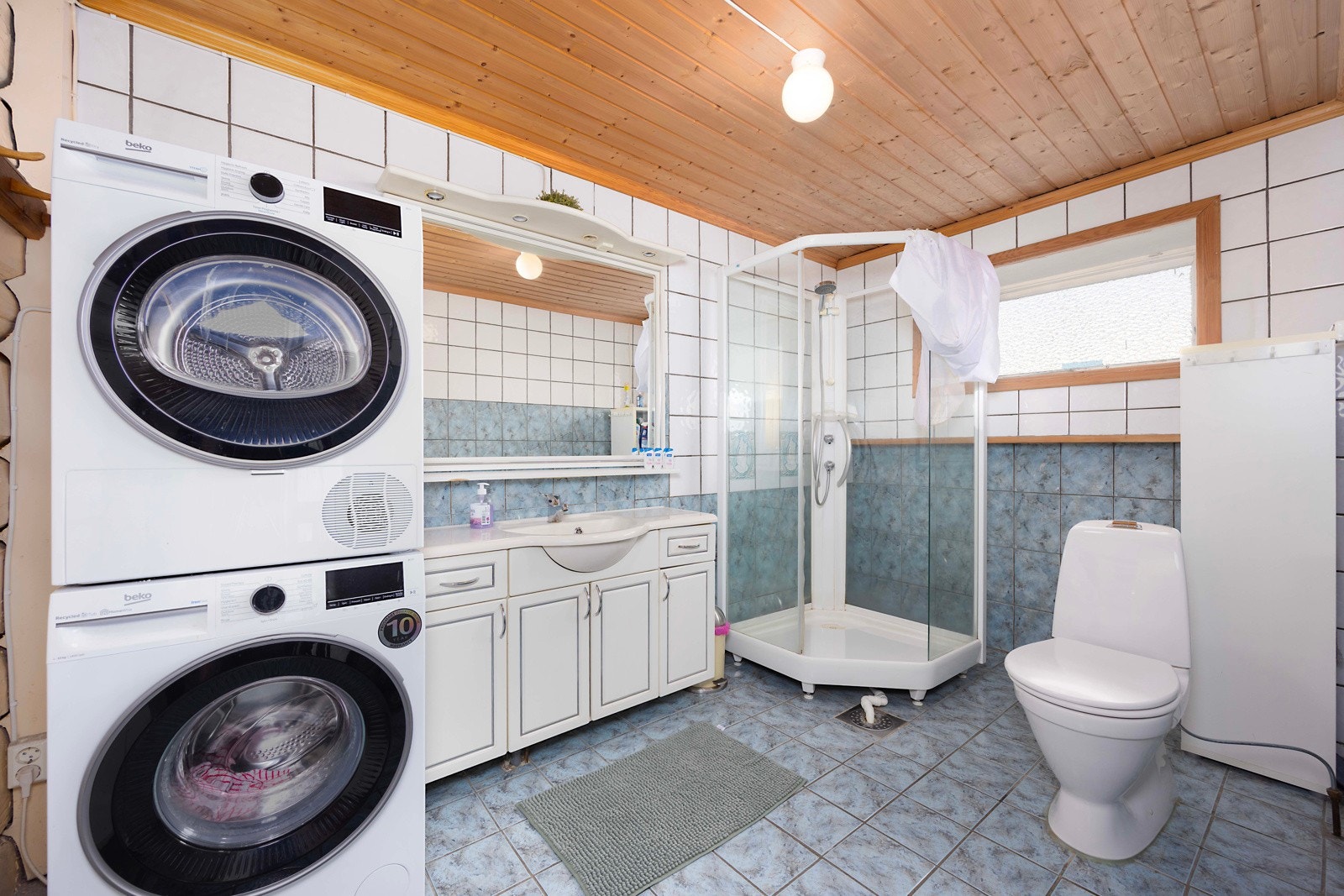 Badet er flislagt på både gulv og vegger, med furupanel i taket. Det er utstyrt med dusjkabinett, toalett, servant og opplegg for vaskemaskin. Badet er funksjonelt, men får tilstandsgrad 3 (TG-3) på grunn av enkelte registrerte avvik. Galleribilde