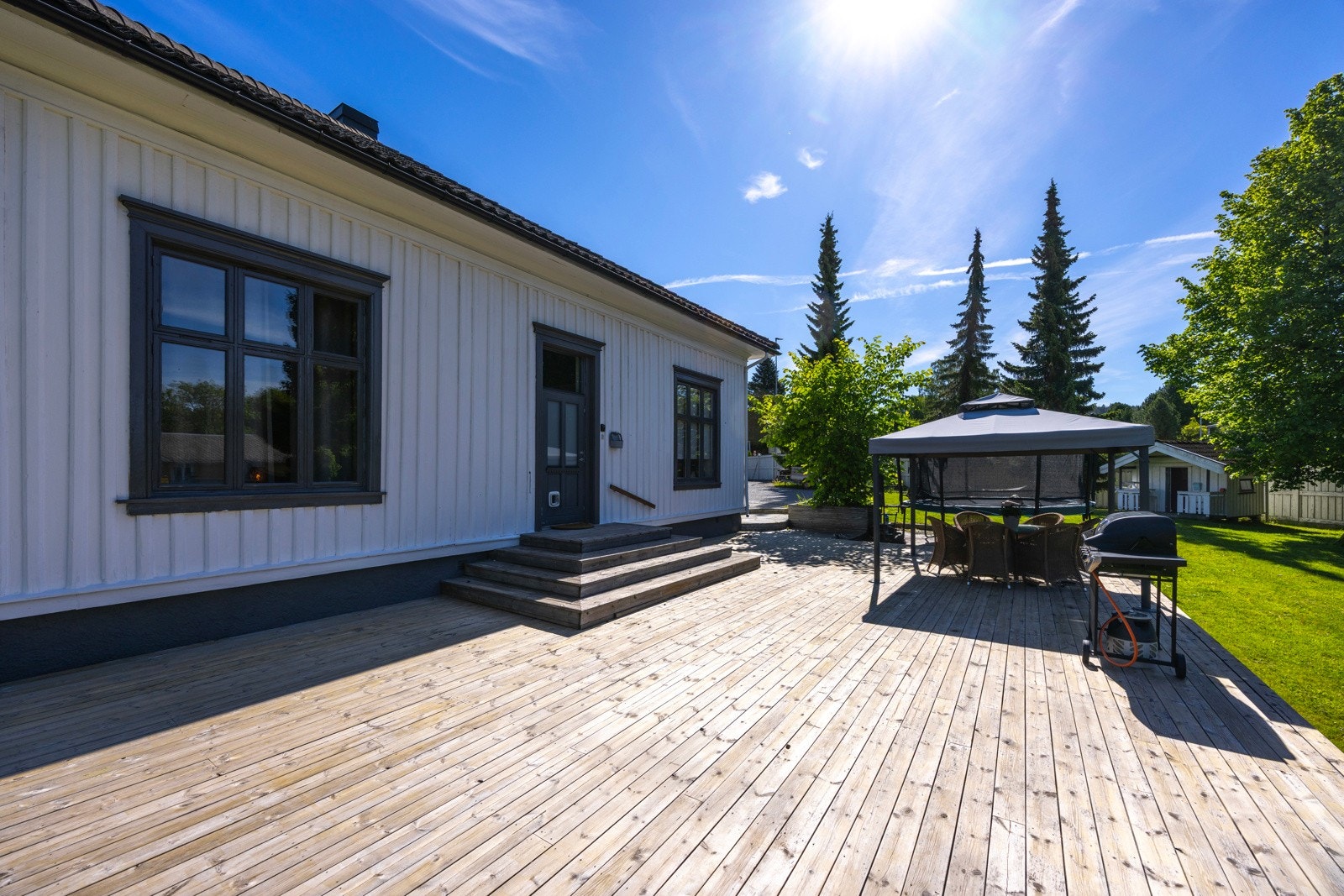Det er nordvendt balkong på 10,5 m² og vestvendt terrasse på hele 80 m². Tomten er usjenert og skjermet fra trafikk og innsyn, med støyskjerm mot Raschebakken. Galleribilde
