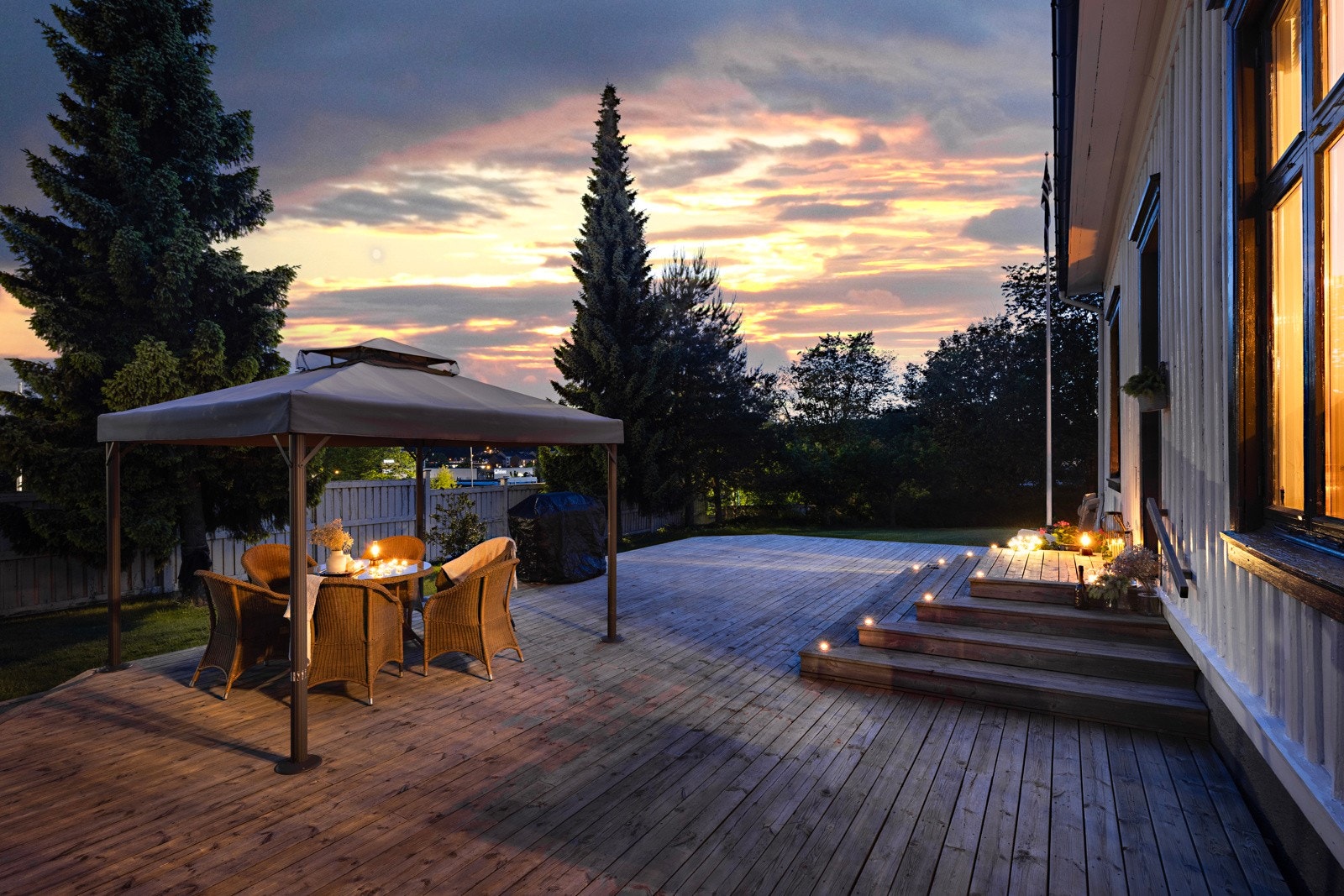 Leilighet A utgjør hoveddelen av den staselige eiendommen, og er den største enheten i hovedhuset. Leiligheten har egen inngang på venstre side av bygningen, og strekker seg over to innholdsrike etasjer. Galleribilde