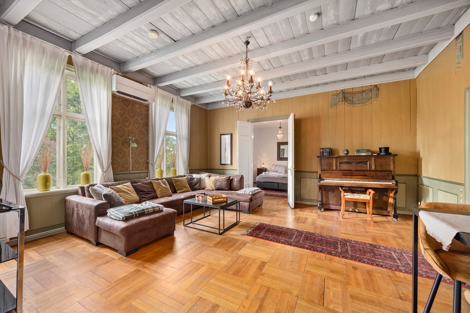 Leilighet B ligger til høyre i hovedhuset og fremstår som romslig og funksjonell med flere kvaliteter og muligheter. Leiligheten har en praktisk planløsning og inneholder entré/gang, et stort kjøkken med tilhørende spiskammer, romslig stue, tre soverom og Galleribilde