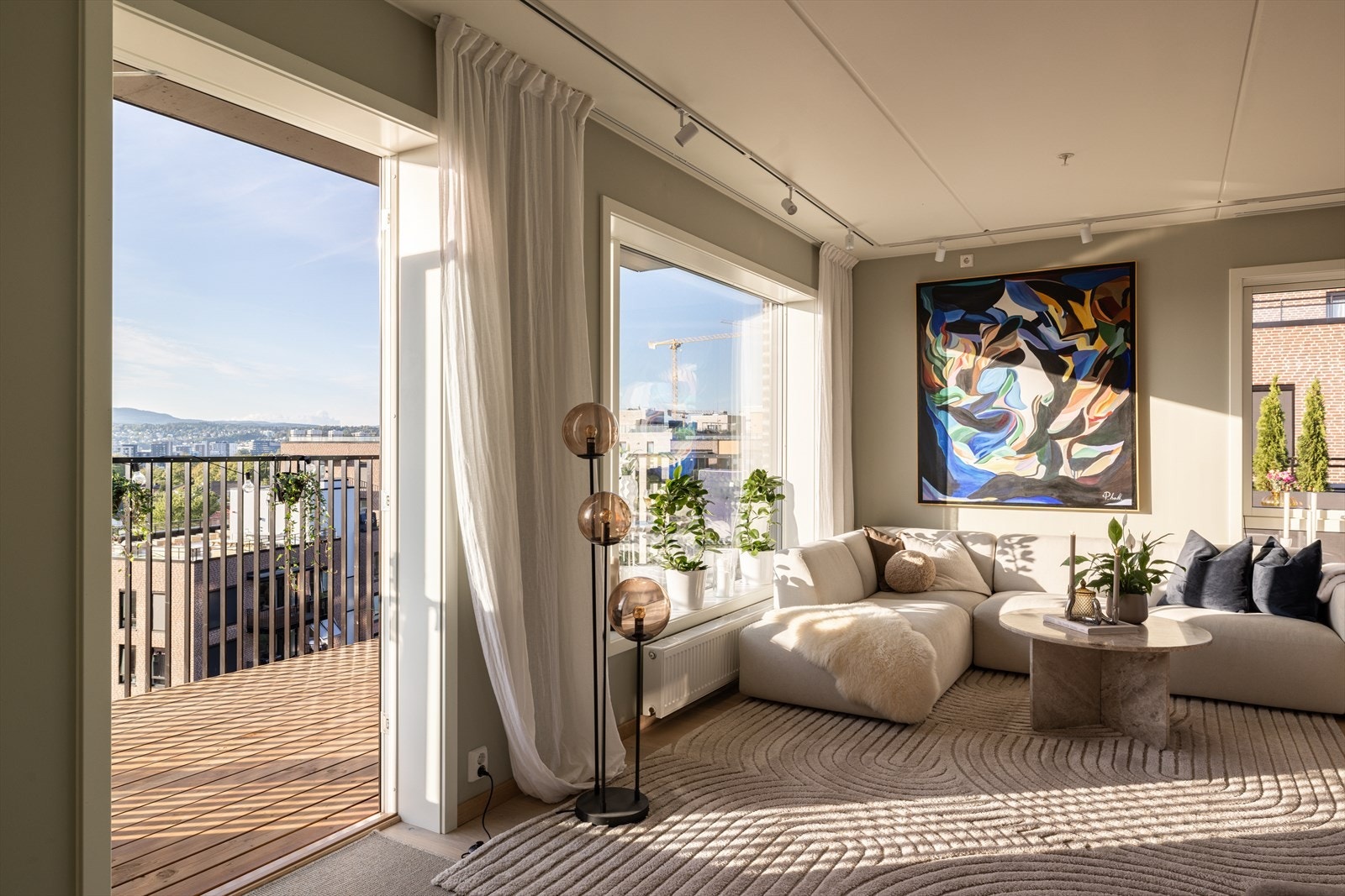 Fra stuen er det utgang til både leilighetens balkong og takterrasse. Galleribilde