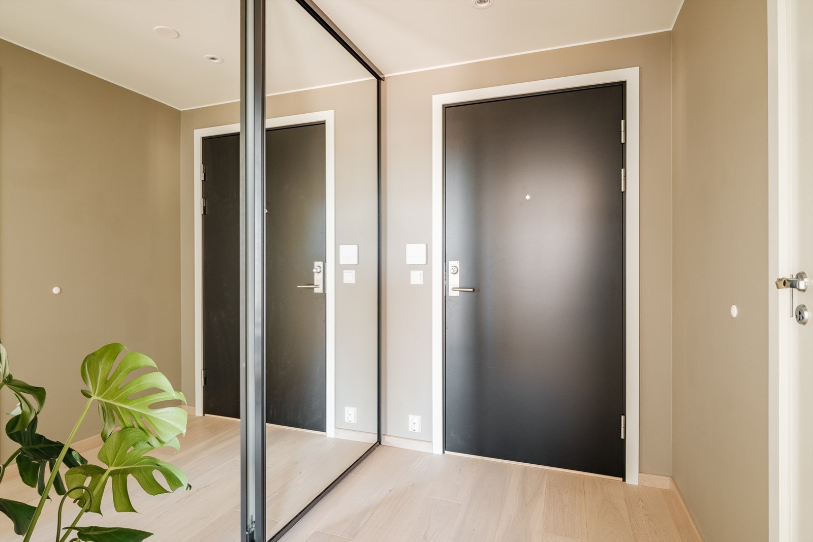 Leiligheten har en funksjonell entré med gode oppbevaringsmuligheter. Her får man et godt førsteinntrykk! Galleribilde